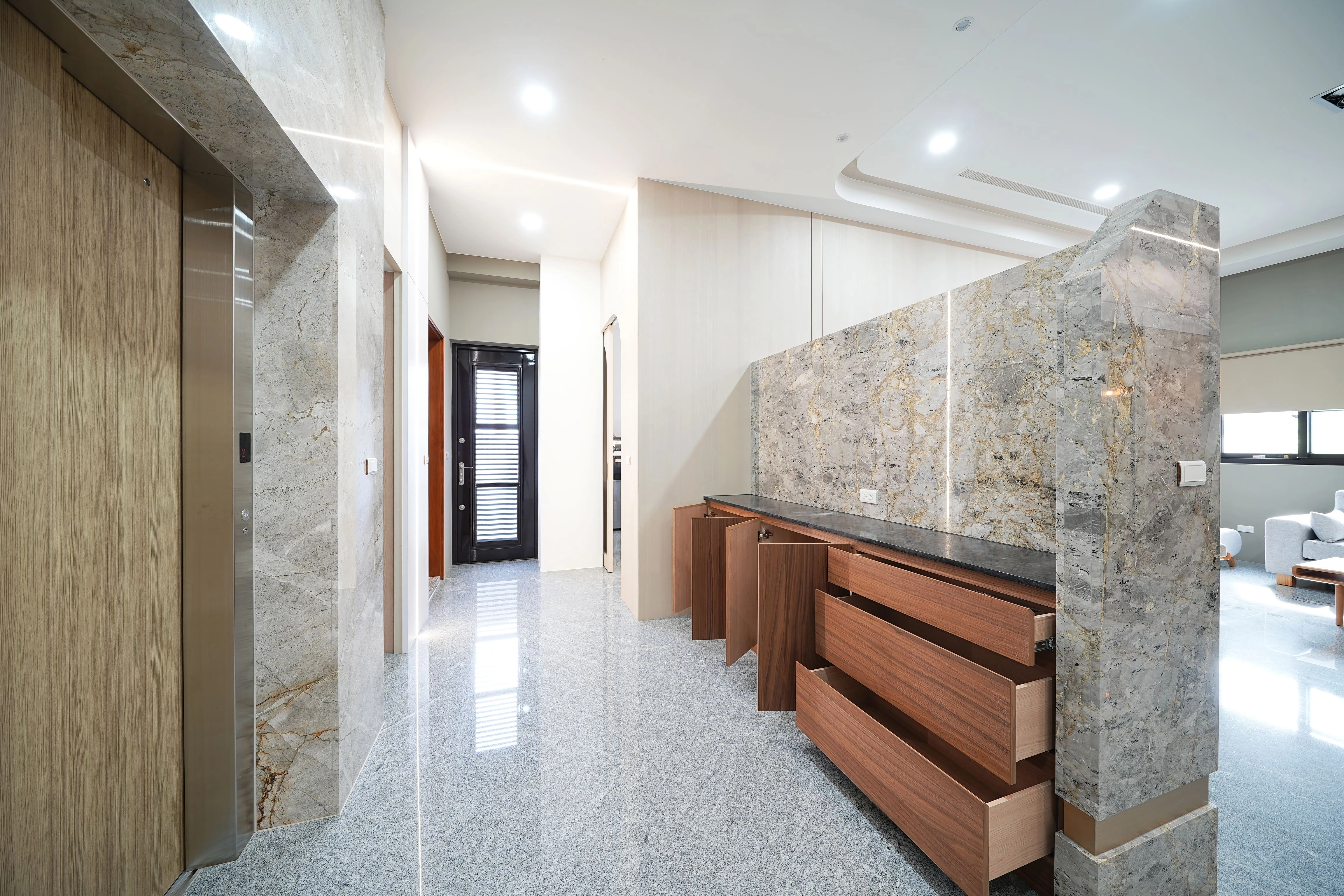 客廳電視牆選用大理石紋理堆疊層次,結合溫潤木質營造優雅客廳。