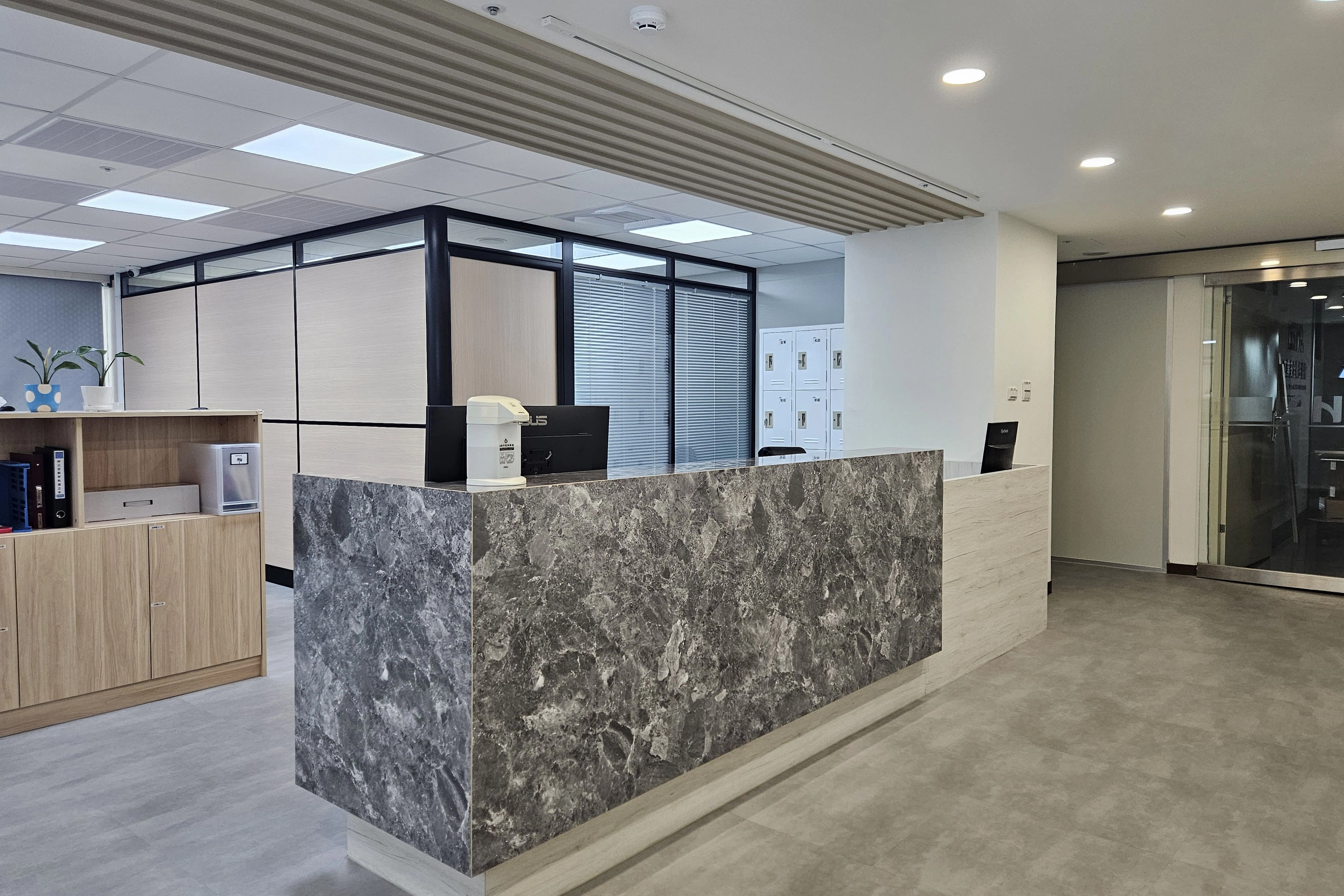 商辦空間美學實用，大理石櫃檯增添沉穩氣息提升企業形象與員工福祉。