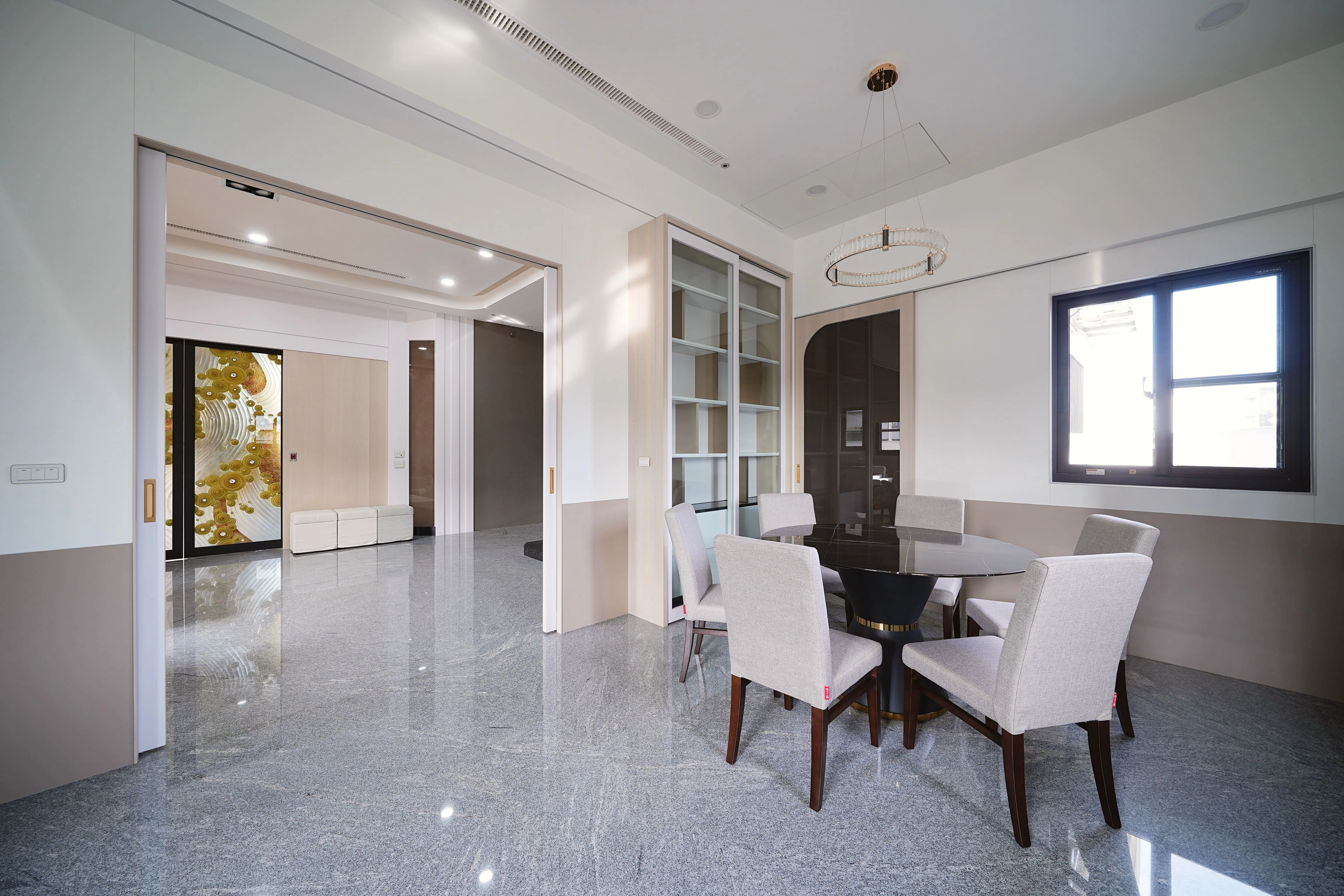 餐廳配置高品質系統餐櫃,奶茶色調搭配緩衝五金,兼顧美感機能。