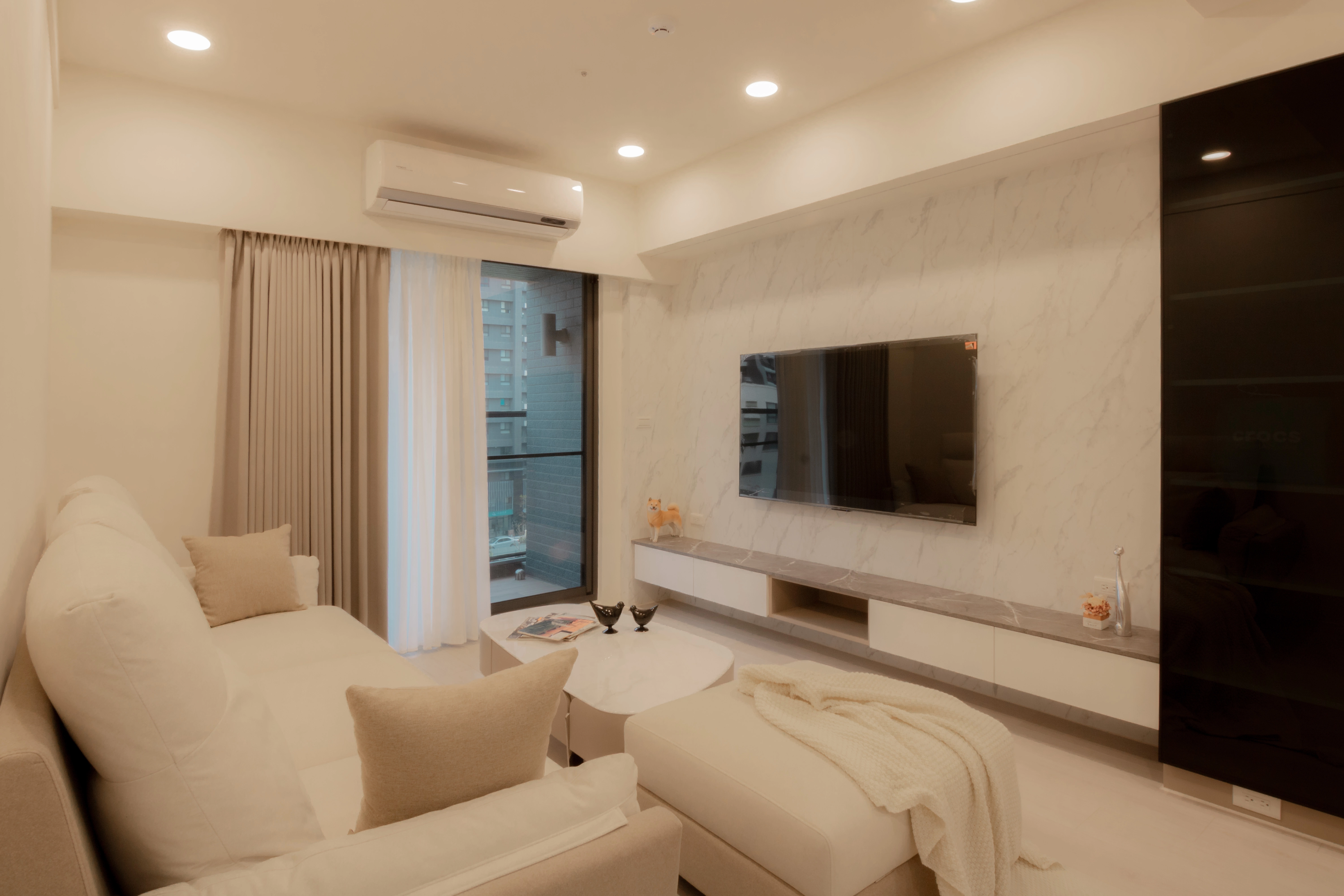 德盈小宅客廳實例：懸空電視櫃設計增加地坪延伸視覺感