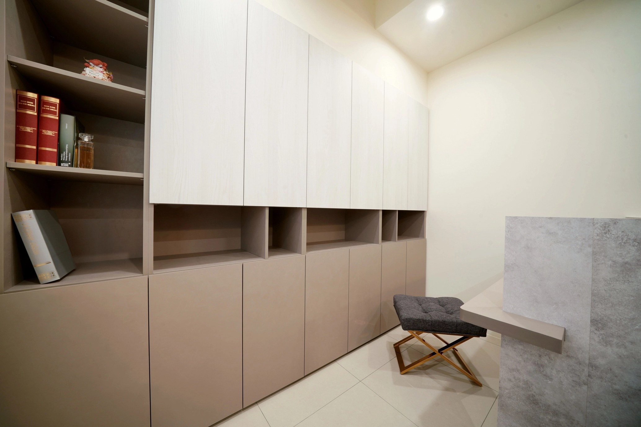 德盈設計:精選時尚系統櫃可可配色,以沈穩大地色調柔化空間,營造溫馨寧靜的書房與客廳閱讀氛圍。