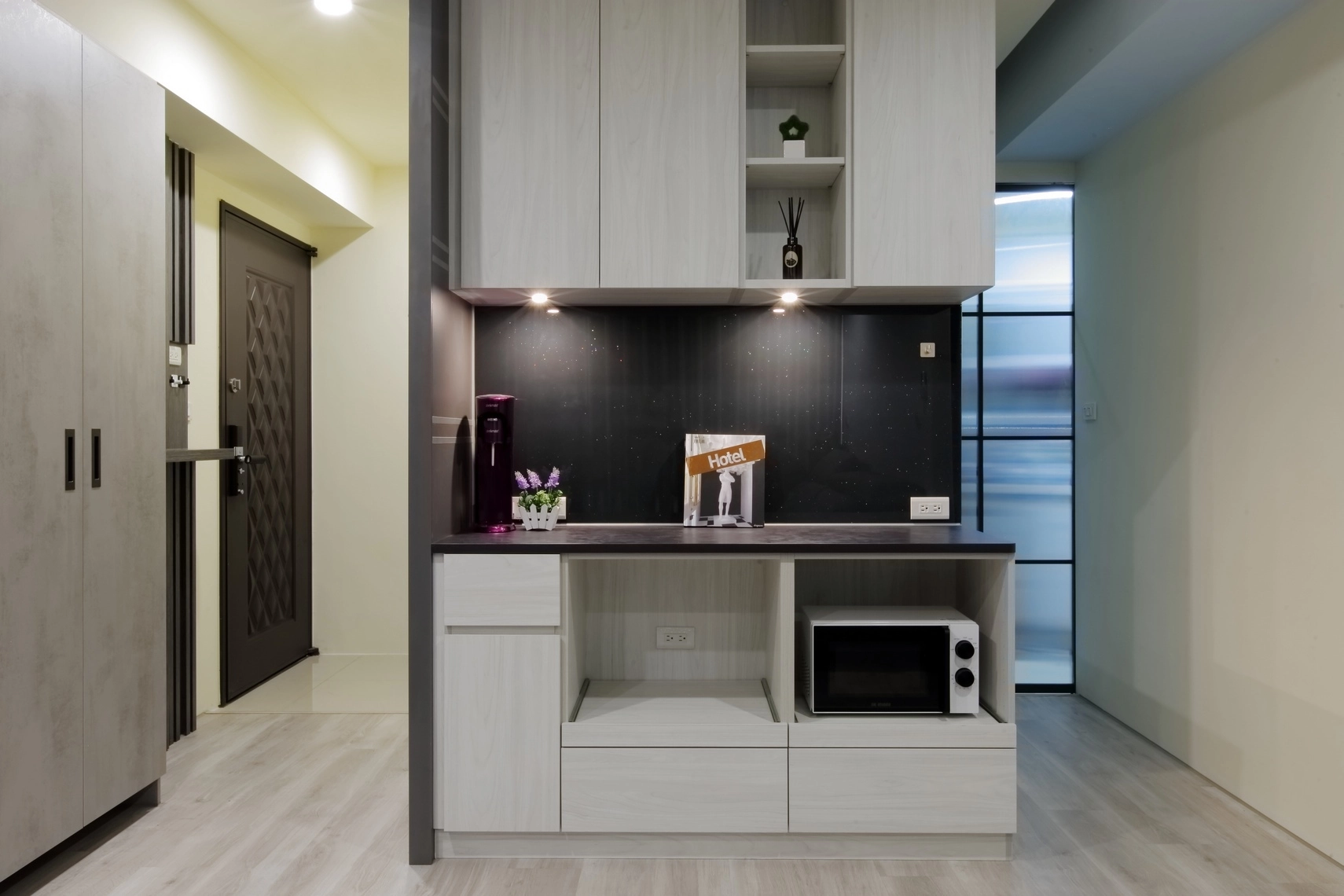 客廳系統高櫃,強化層板。提供充足收納,讓展示物若隱若現,增添精緻感。