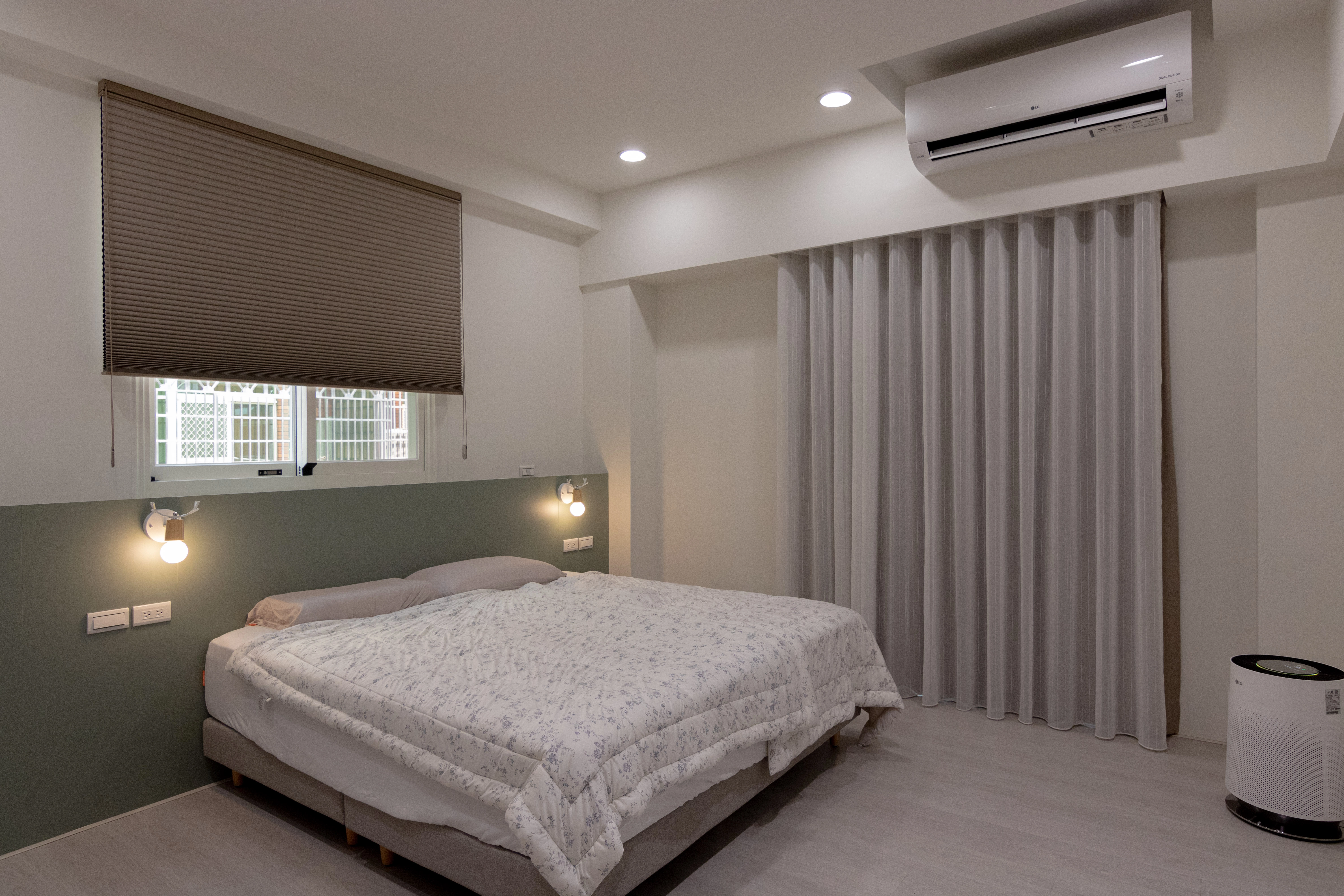 莫蘭迪綠系統床頭背牆搭配淺色木地板,營造簡約質感的臥室空間設計,提升居家睡眠氛圍。