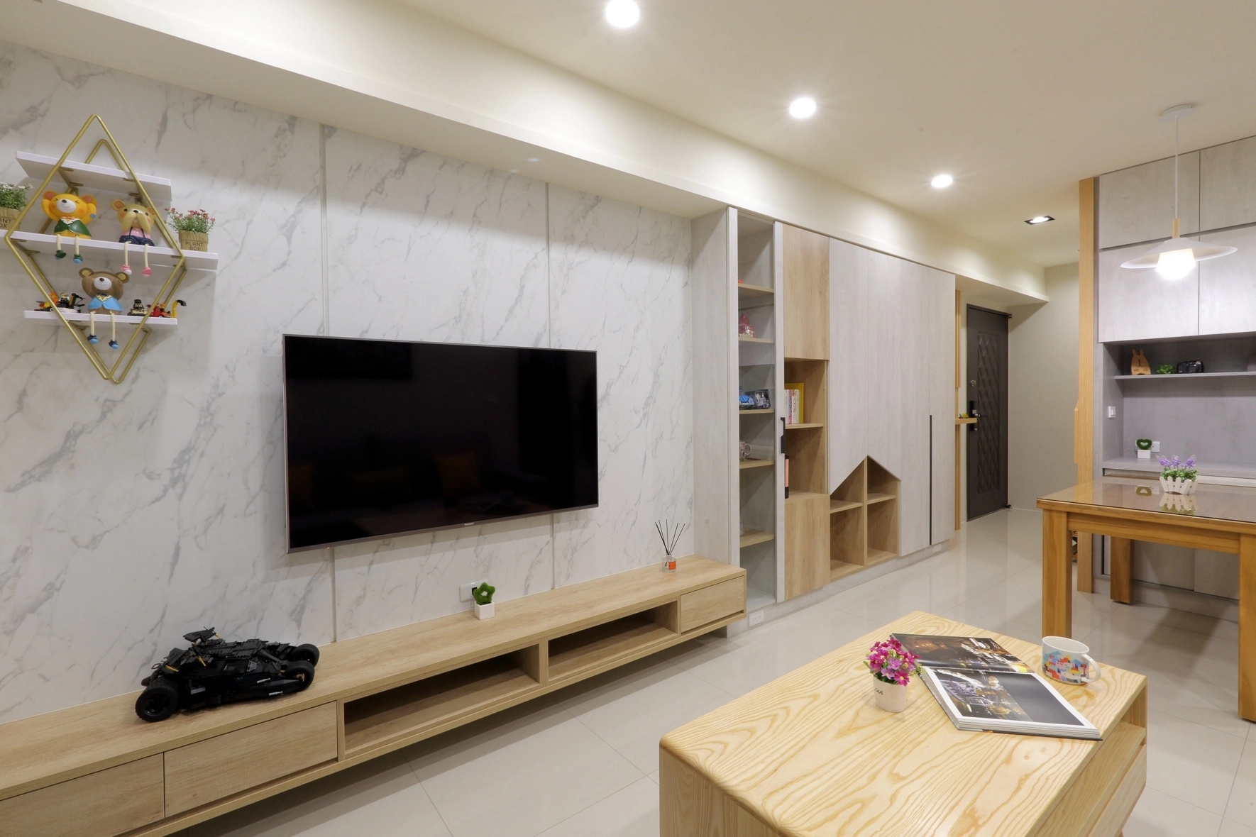 淺色木紋系統電視牆: 自然紋理妝點公領域,形塑療癒系質感。