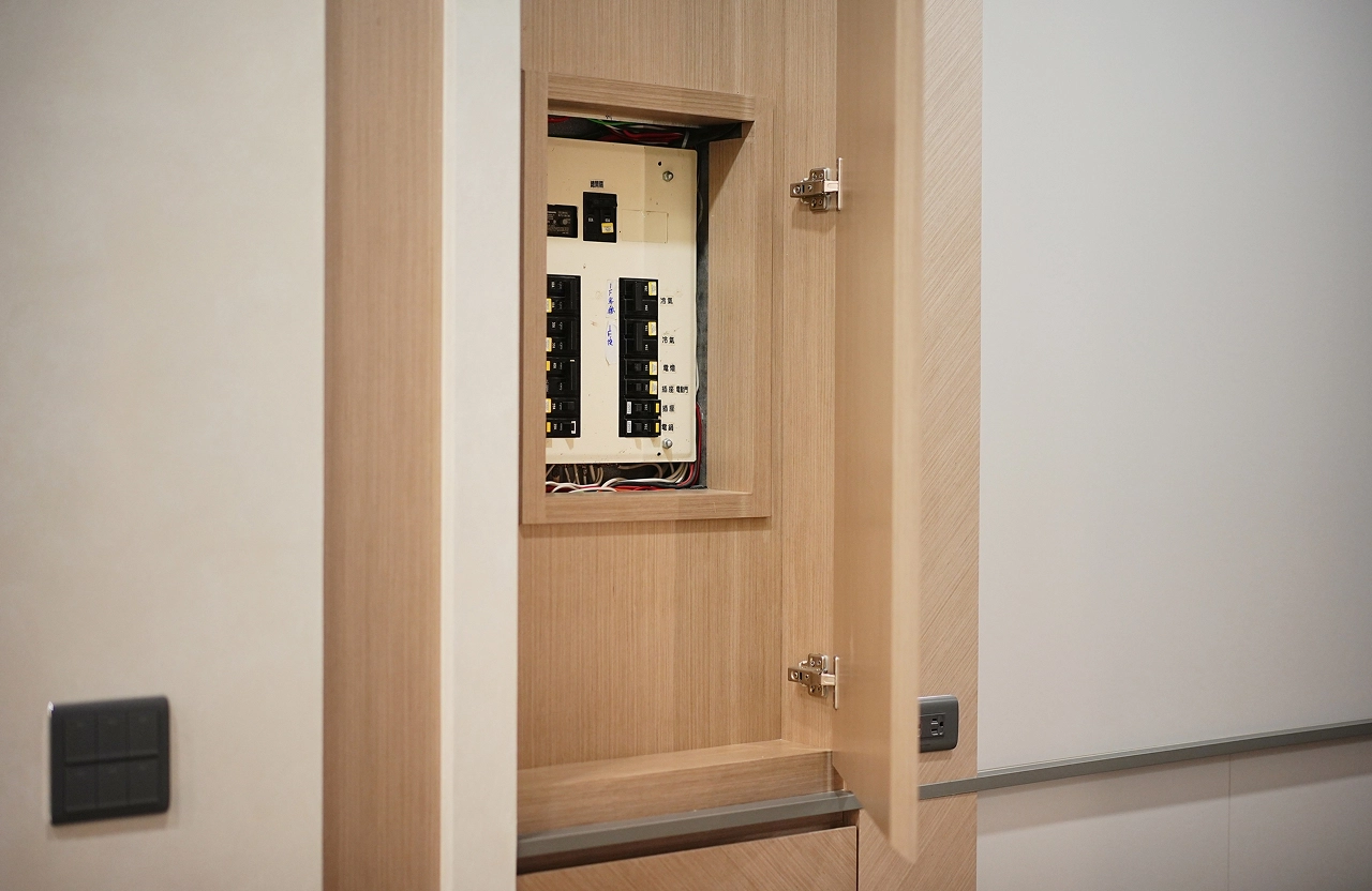 德盈空間規劃：美化居家電箱位置，透過系統櫃隱藏設計，維持牆面視覺清爽俐落，落實空間美學。