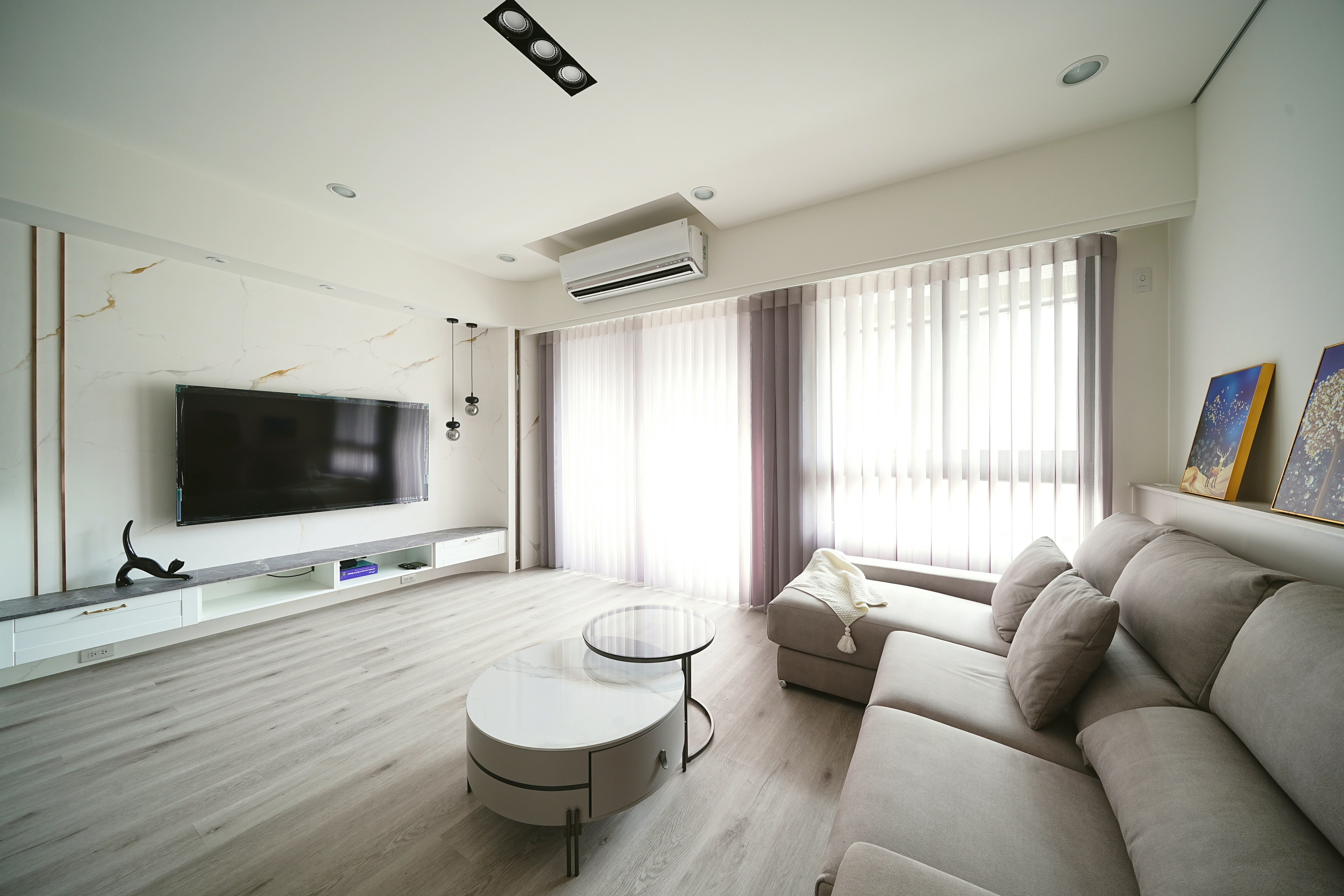 德盈室內設計:現代風客廳裝潢,大理石紋電視牆搭配懸空櫃,結合灰色布沙發營造明亮寬敞感。