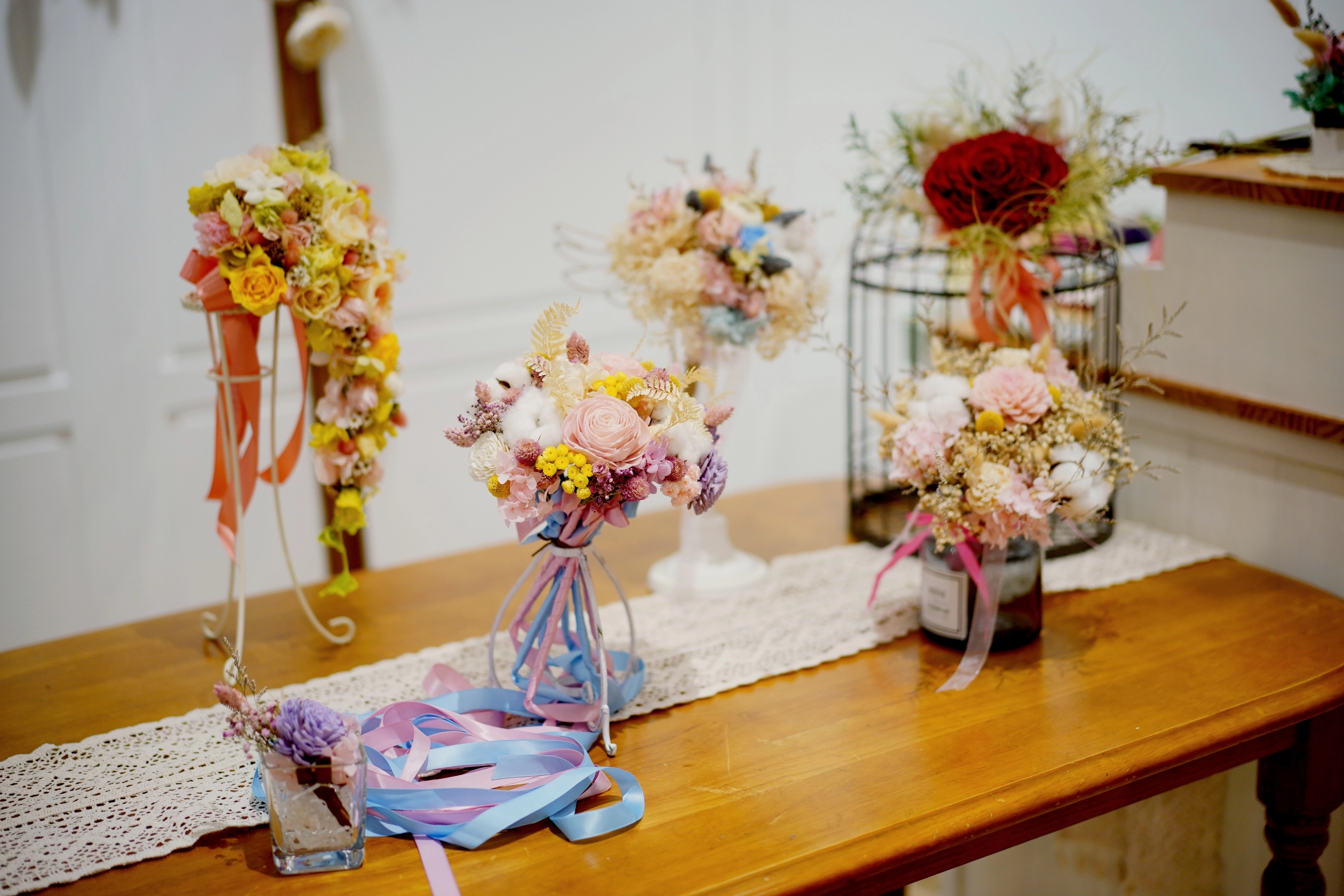 花房展示層架,結合暖色軌道燈,完美呈現乾燥花藝作品的細膩層次。