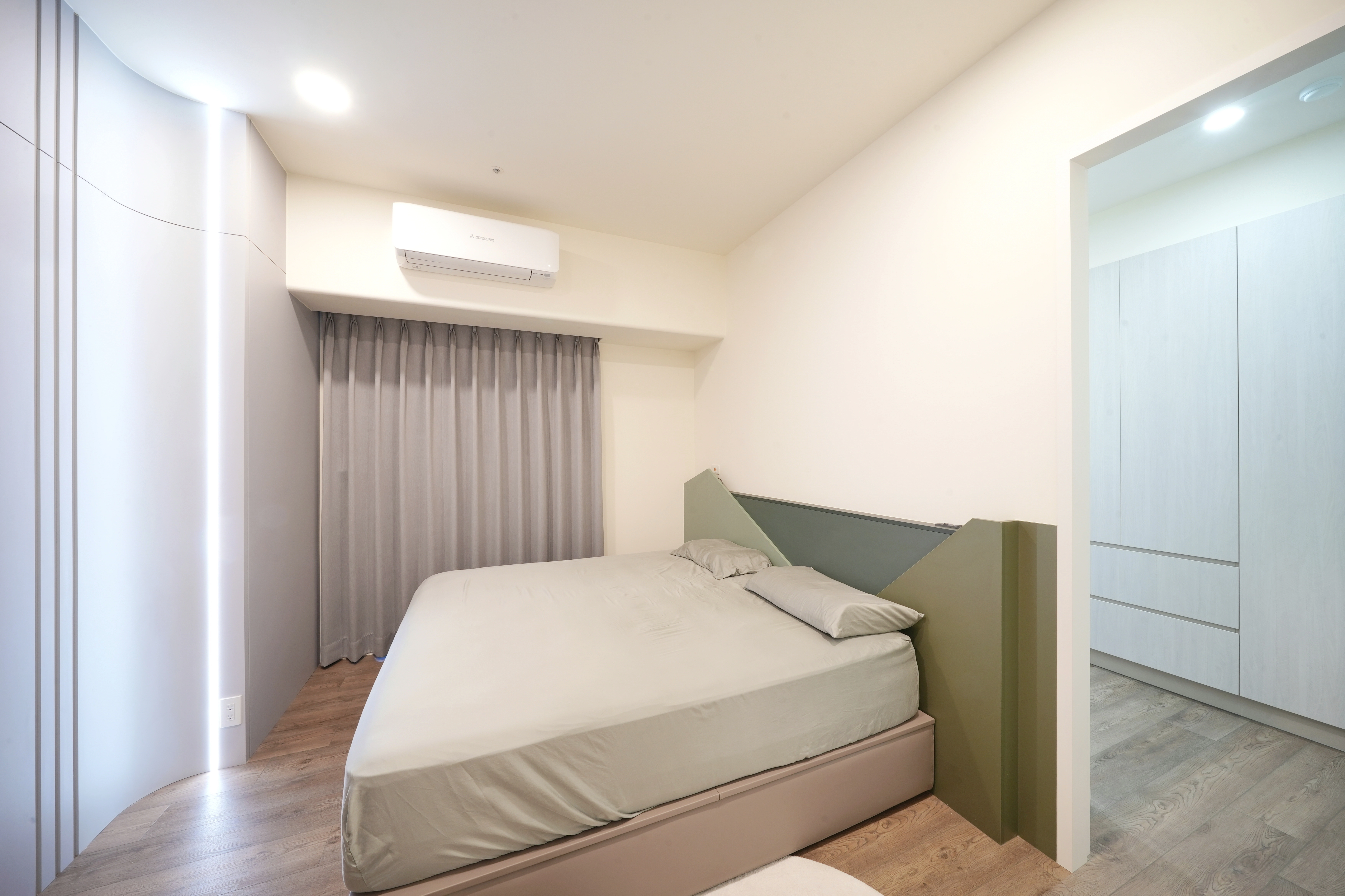 德盈主臥室隔間:獨立更衣室採用淺木紋系統衣櫃,打造高效坪效收納空間。