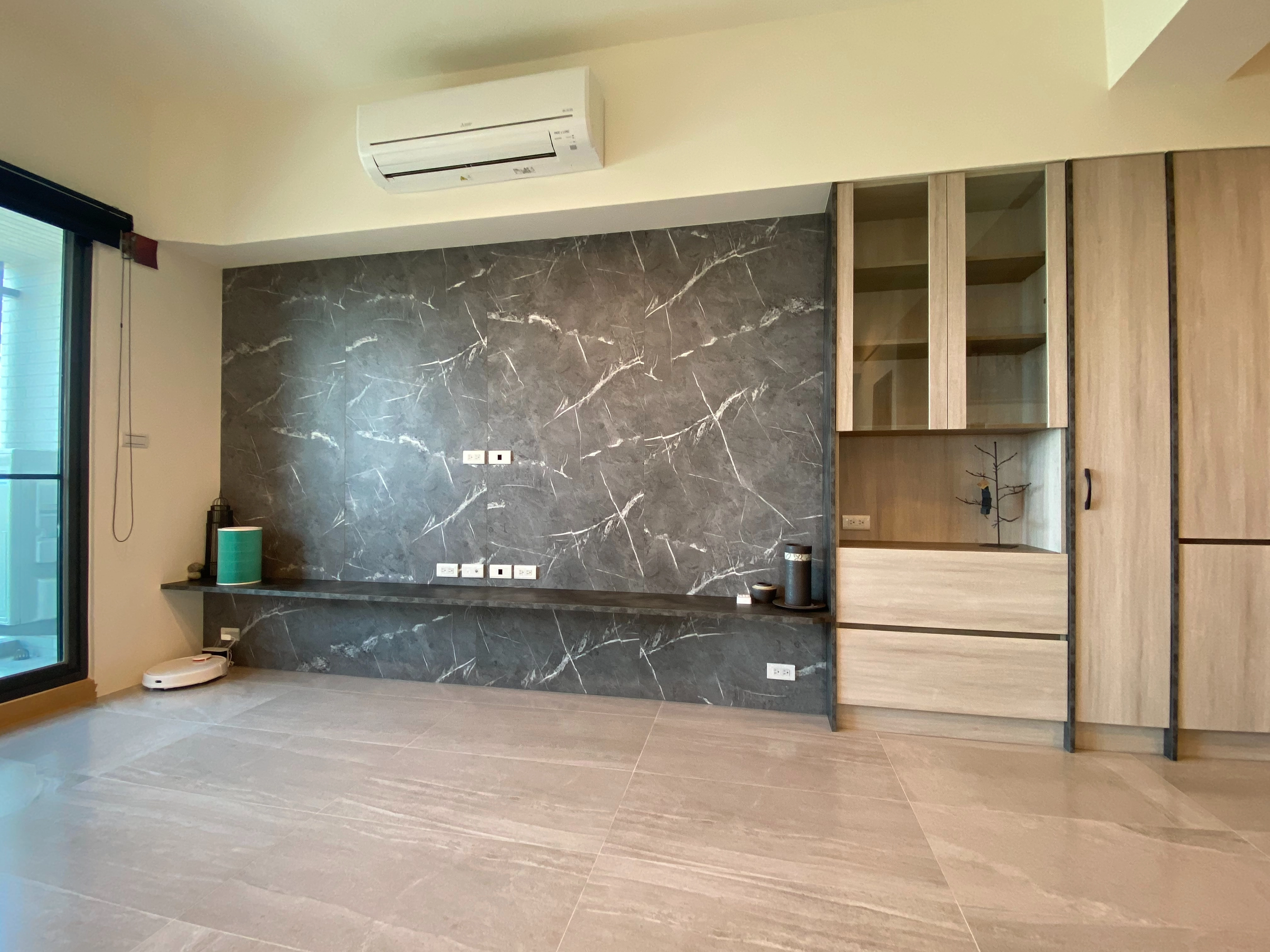 木作靠窗與靠牆椅,鐵件鋁框內崁長虹玻璃屏風,界定座位區並增添隱密性。