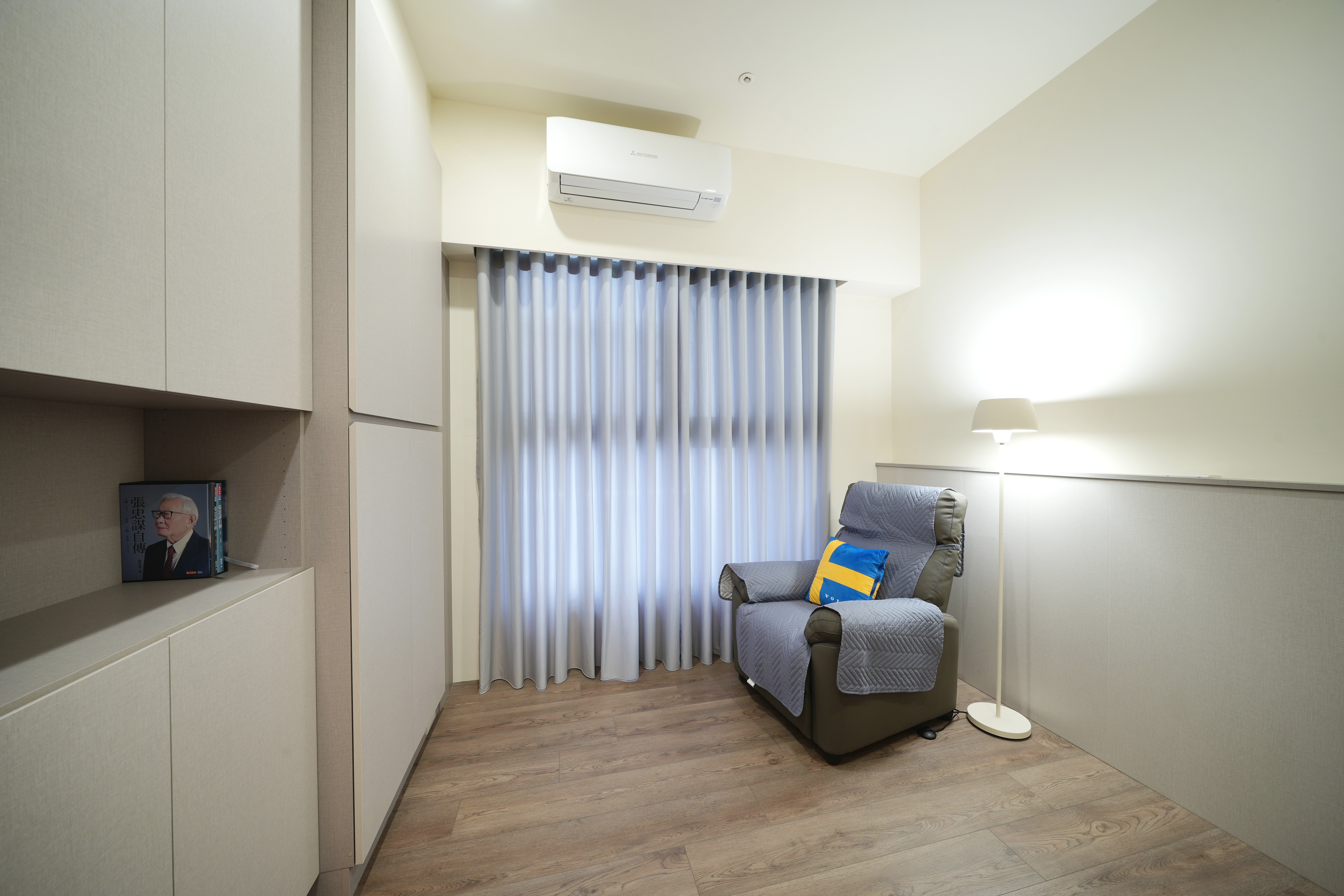 德盈奶咖色書房:舒適單人沙發與立燈,完美利用窗邊光線打造專屬閱讀區。