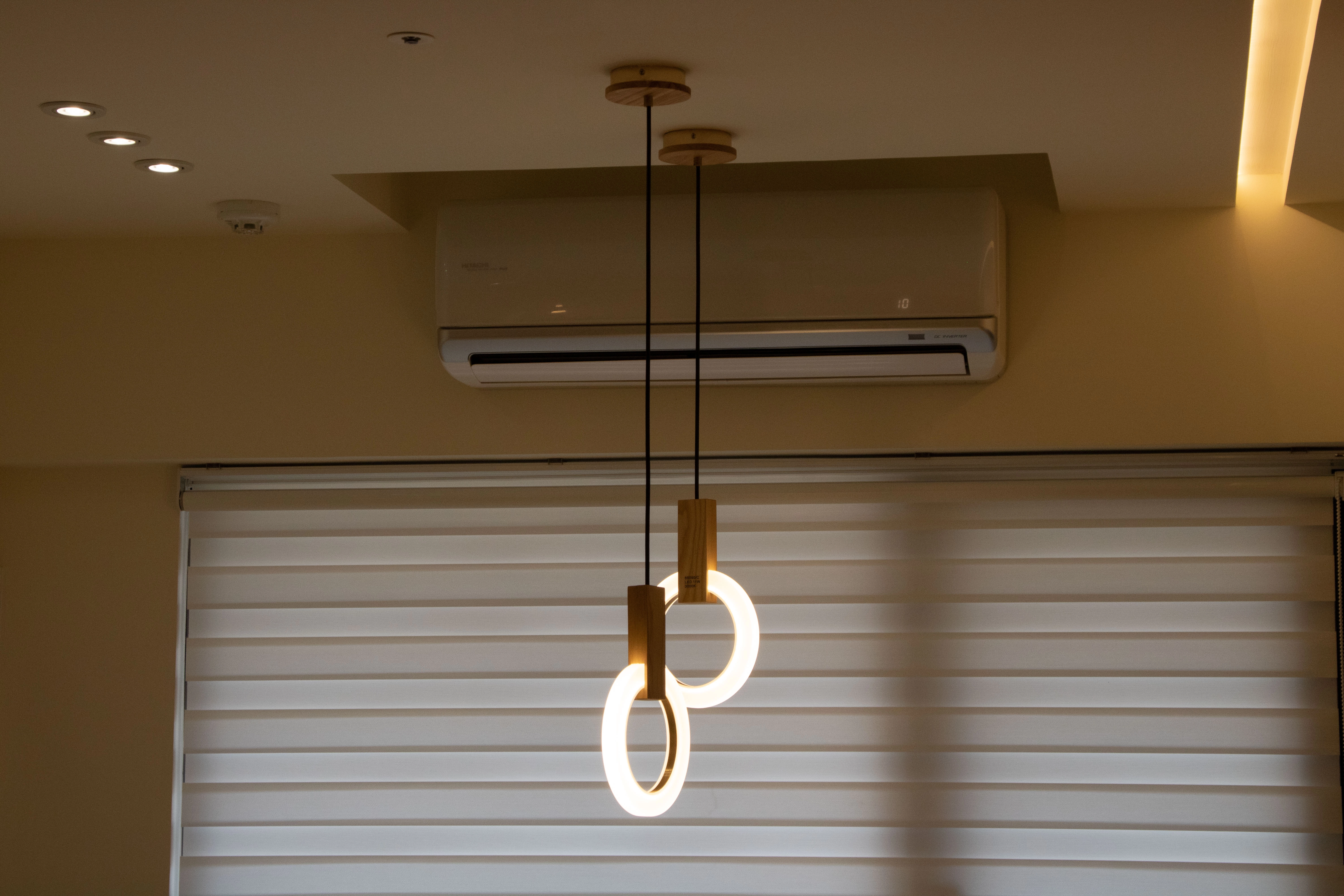 德盈室內設計工法:天花板造型整合冷氣包管,隱藏管線並修飾樑柱,創造俐落平整的視覺空間美感。