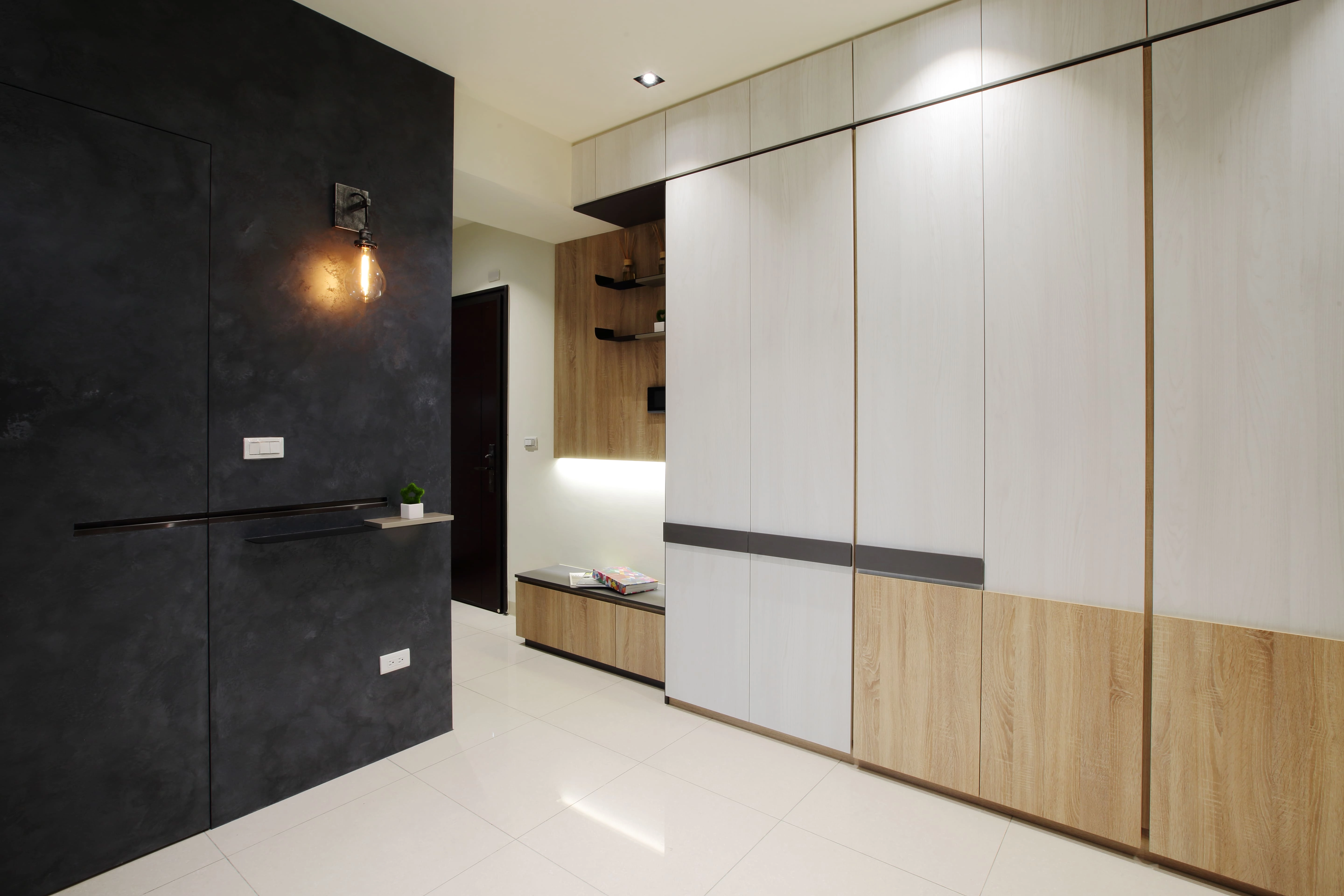 玄關系統開門坐櫃規劃: 整合穿鞋與收納機能,優化進出門動線。