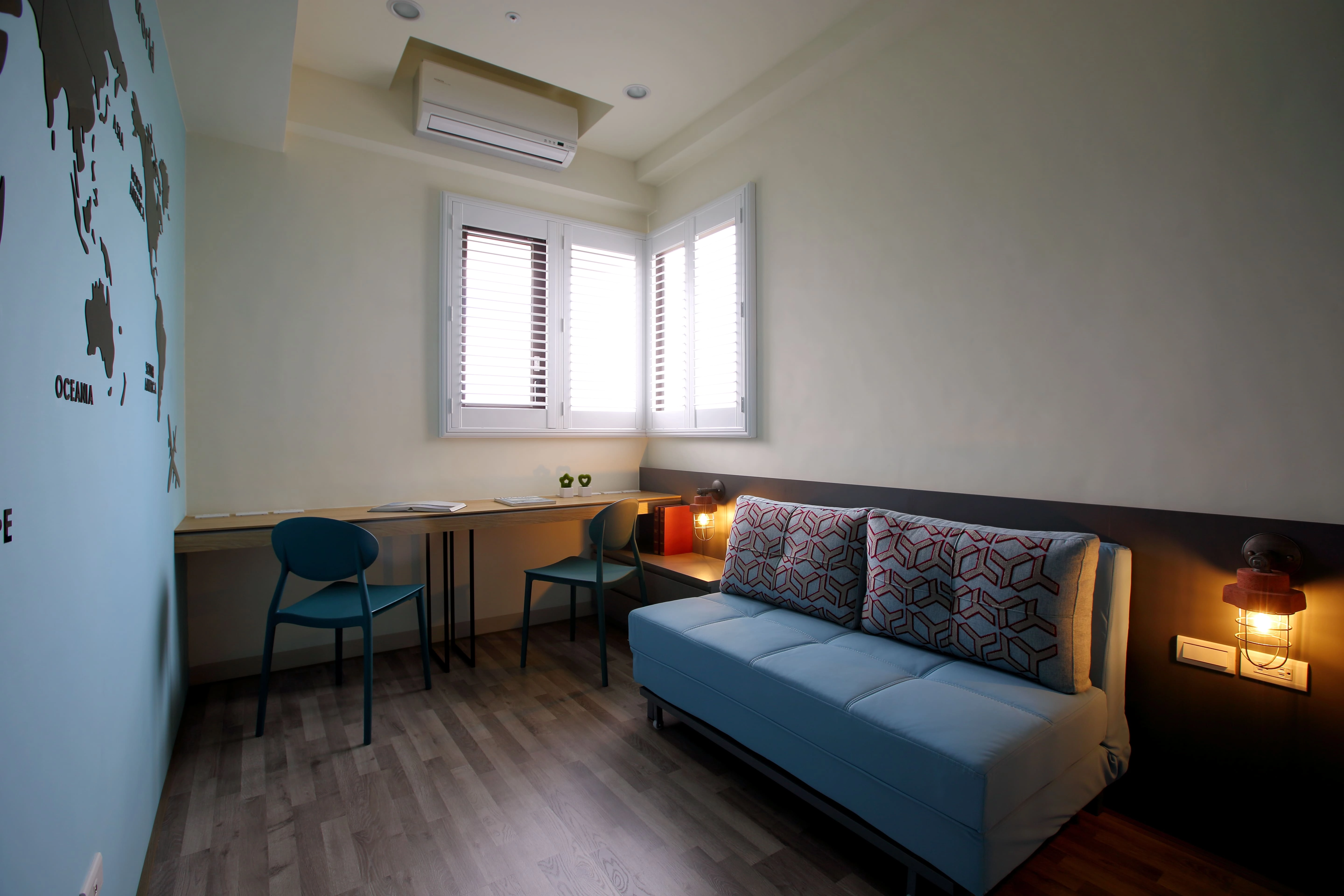 德盈室內設計:多功能書房規劃,藍色沙發床結合長型雙人書桌,牆面世界地圖展現美式工業風氛圍。