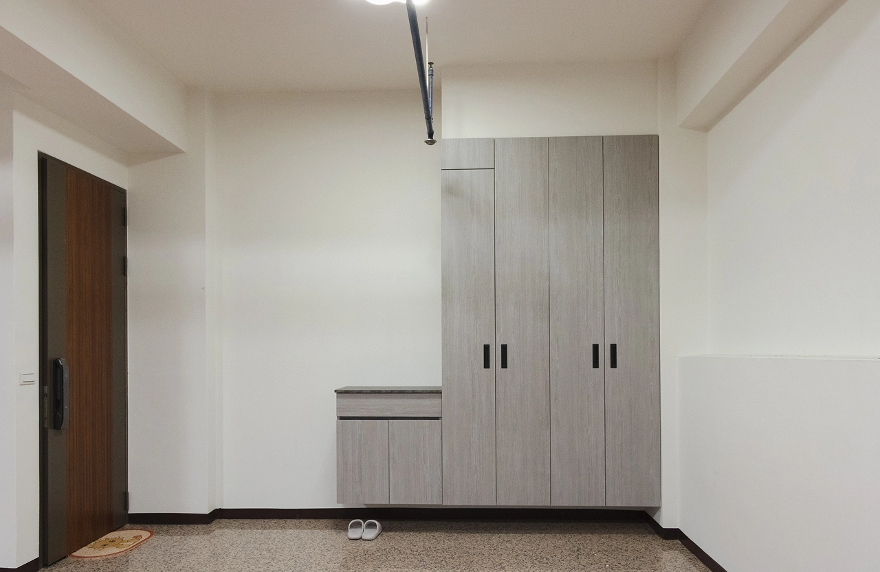 透天車庫空間優化，安裝懸空式系統鞋櫃，讓鞋櫃底下也能輕鬆打掃，提供大容量收納同時營造明亮整潔的門口意象。