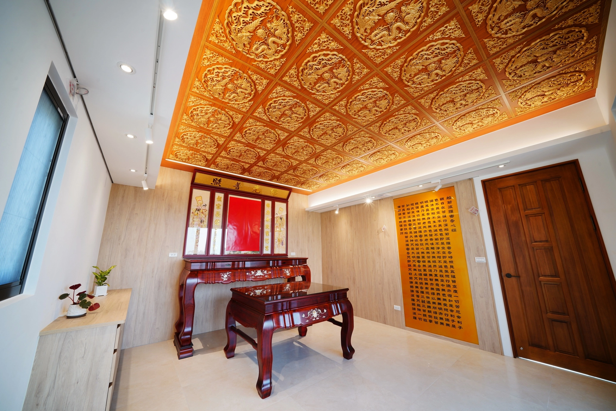 運用系統家具規劃祭祀收納空間,維持場域清爽並兼具傳統禮俗。