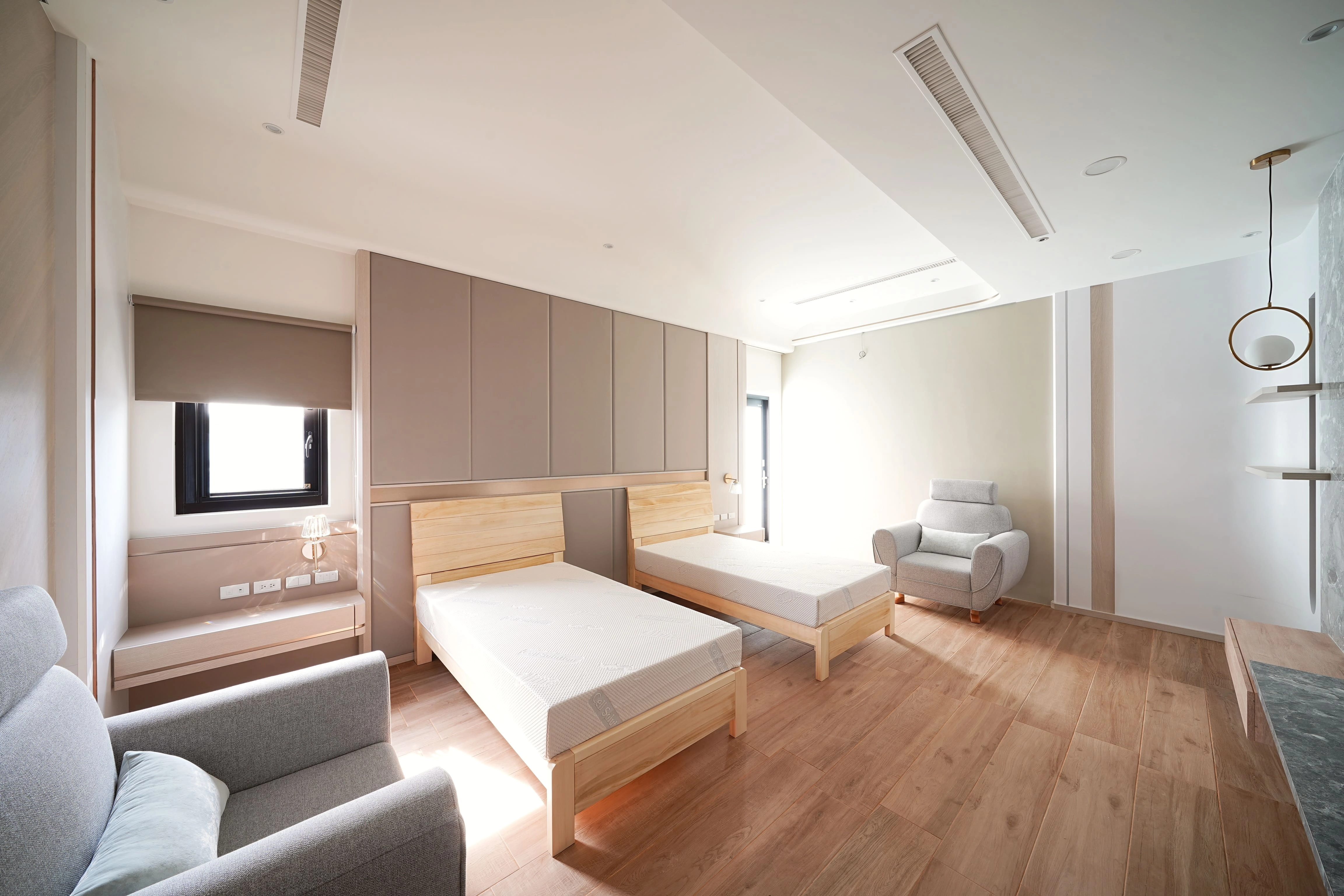 主臥選用暖木色系背牆與超耐磨地板,構築溫馨舒適的休憩空間。