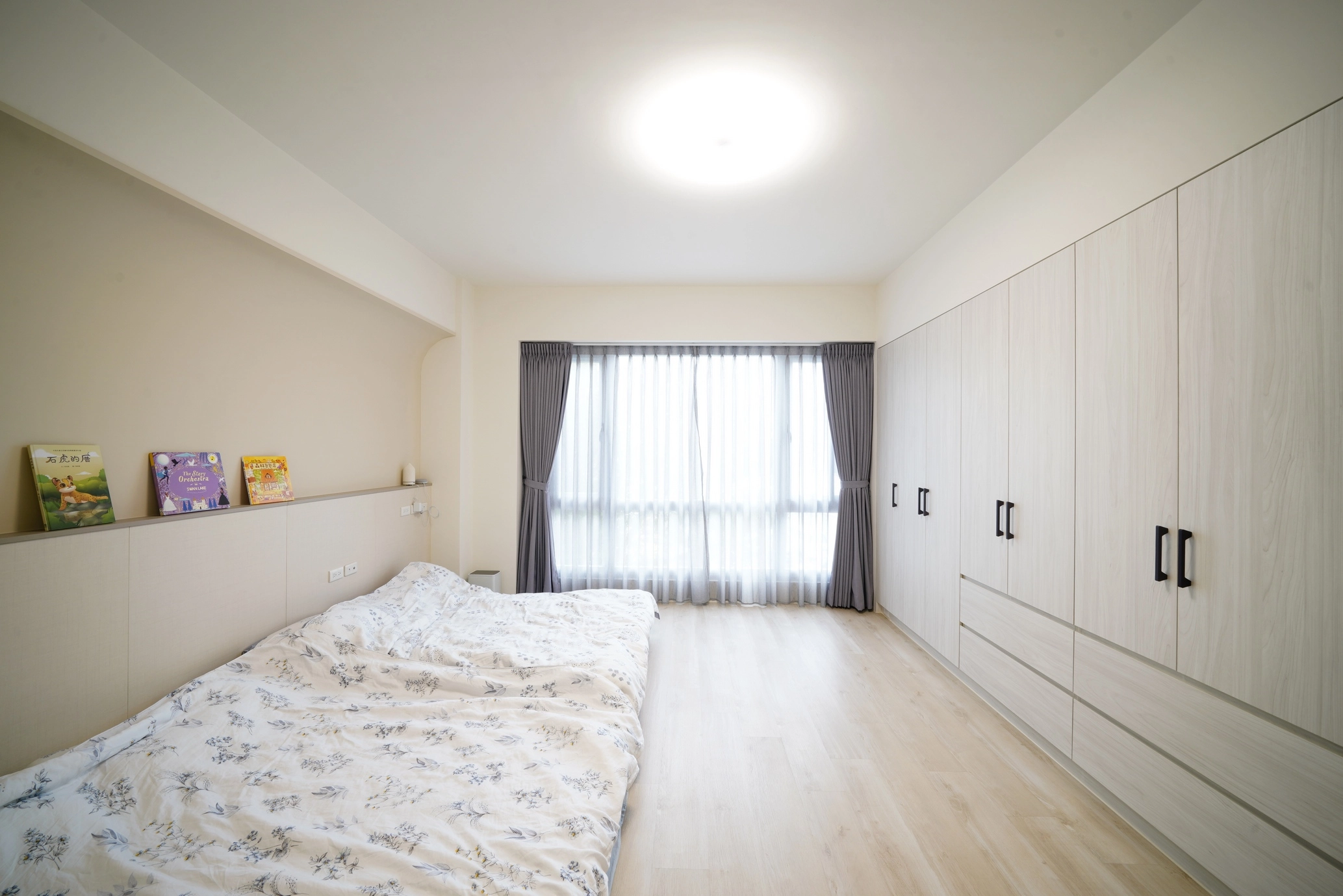 德盈室內設計:臥室選用溫潤木地板,鋪陳自然舒適的氛圍,打造高品質、靜謐的舒眠生活場域。