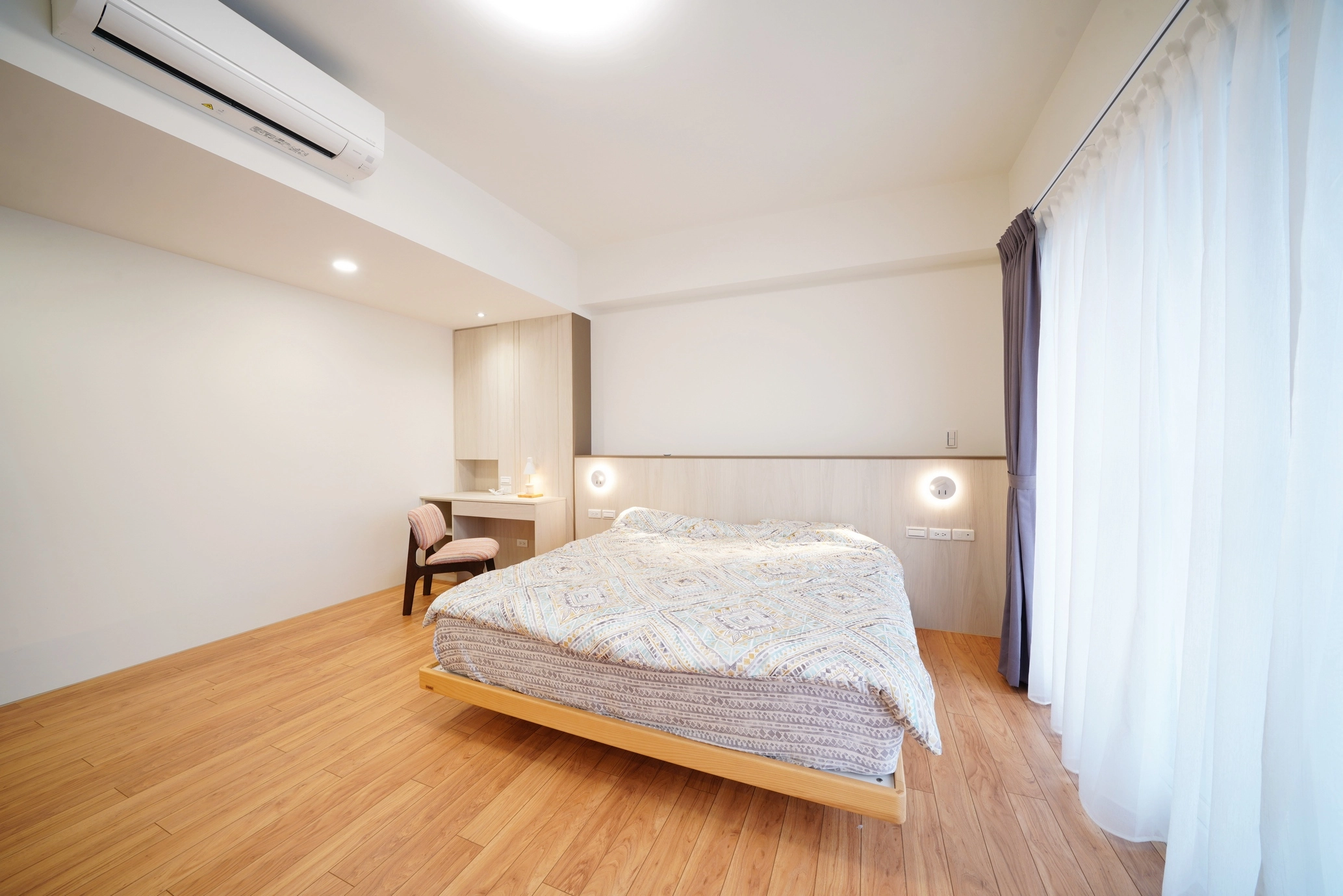 德盈設計:精緻客製系統化妝桌規劃,結合隱藏式收納與俐落線條,滿足現代臥室的梳妝與保養需求。