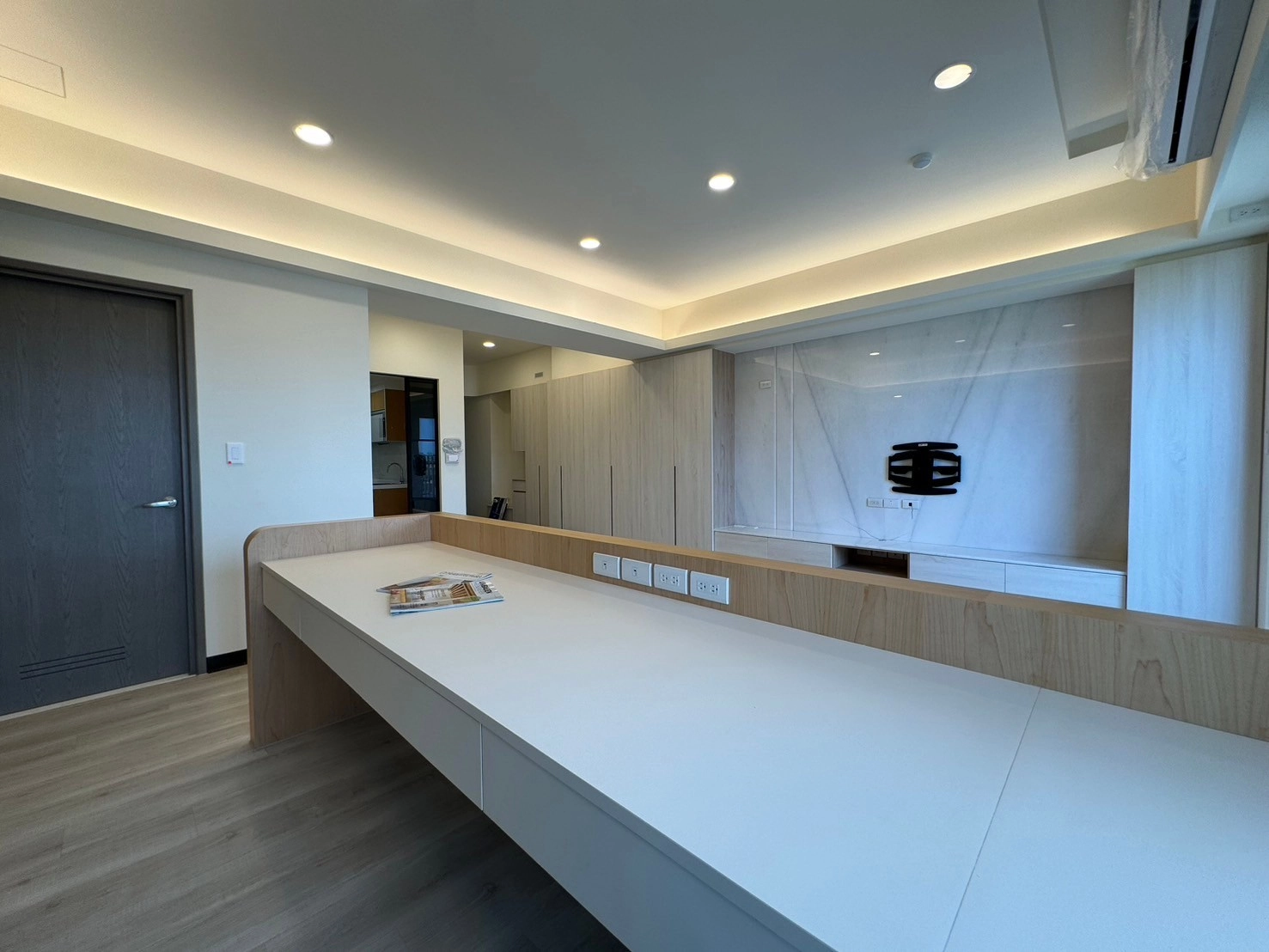 德盈居家規劃:量身打造系統書桌增加插座,細節滿足辦公需求,兼顧美觀與實用性的智慧辦公桌。