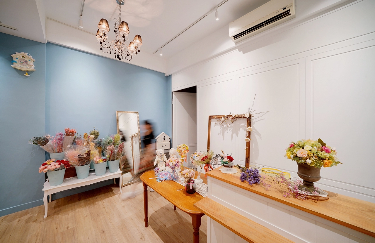 德盈商業空間，淺藍造型牆面設計，形塑清新浪漫的花藝展示空間氛圍。