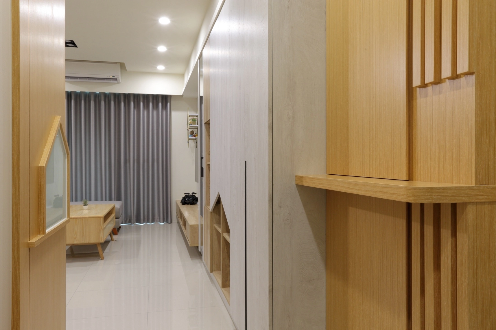 木作造型修飾電氣箱: 隱藏視覺雜亂,維持玄關牆面俐落美感。