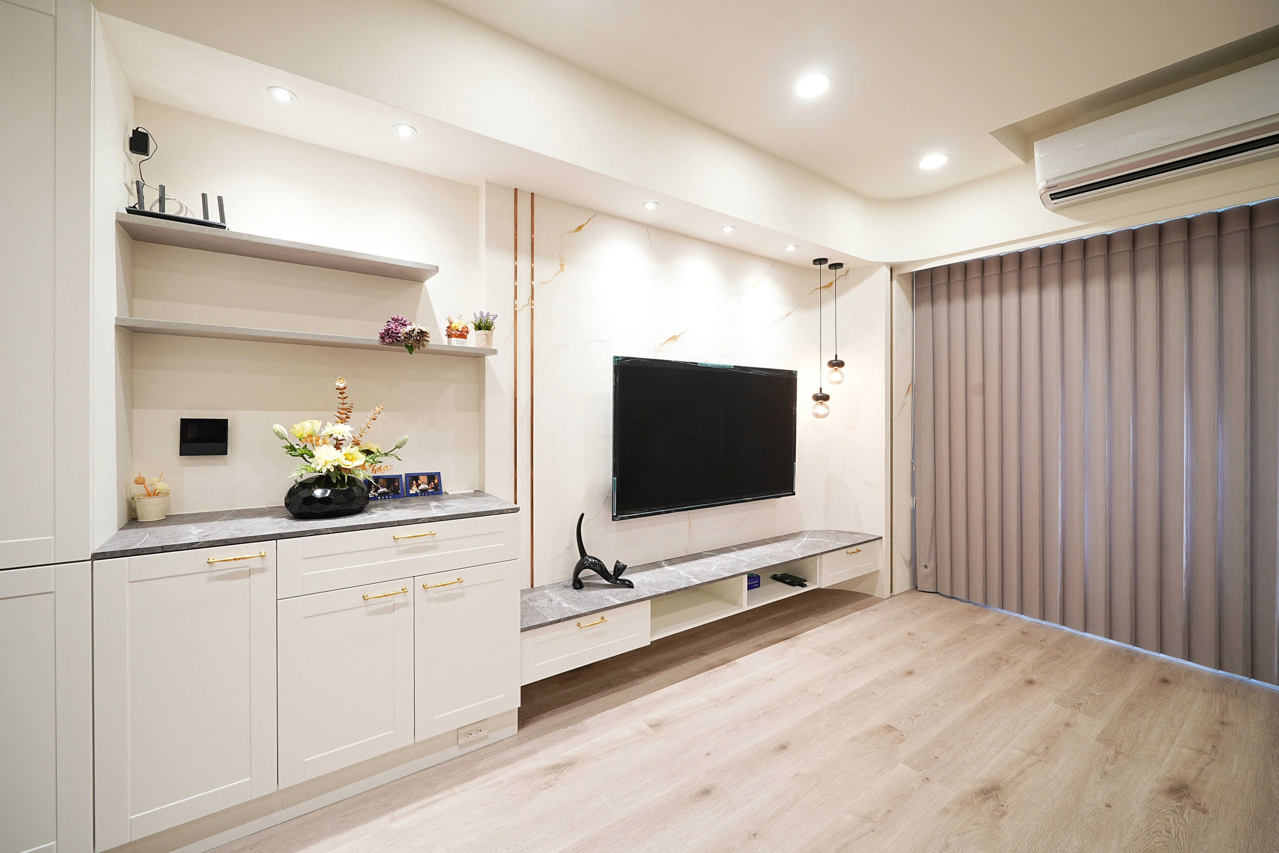 銀狐紋理結合系統高櫃: 兼具美感與收納,展現俐落空間層次。