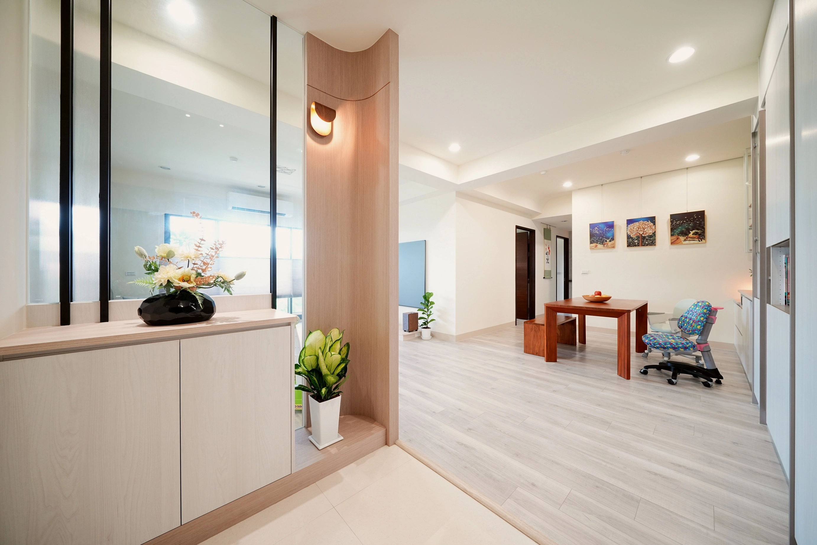 客廳半高牆嵌入清玻璃引光。德盈專精系統家具與室內設計,打造質感居家。