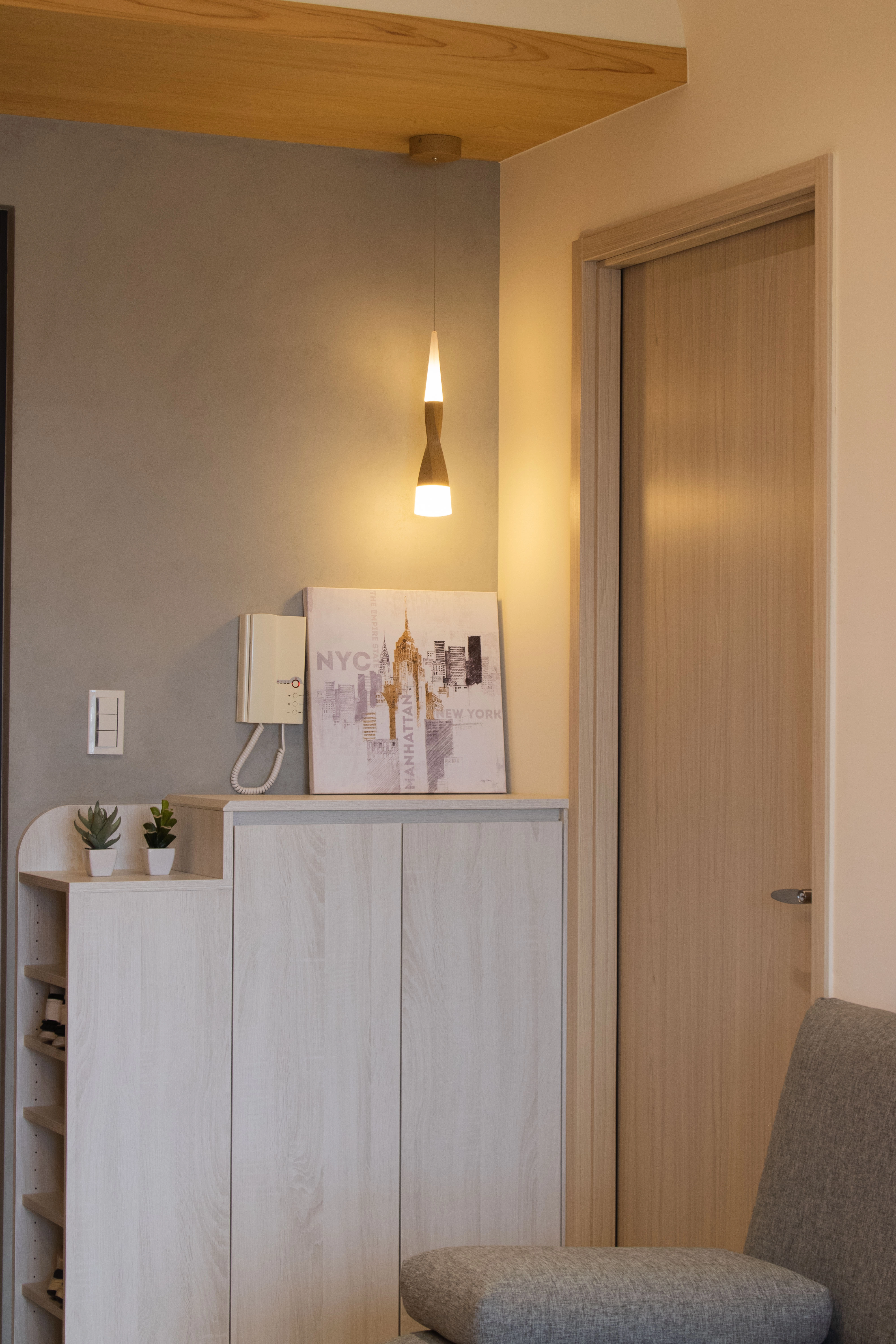 德盈設計系統鞋櫃側邊開放櫃體，兼顧實用收納與展示機能，優化玄關動線並打造俐落視覺體驗。