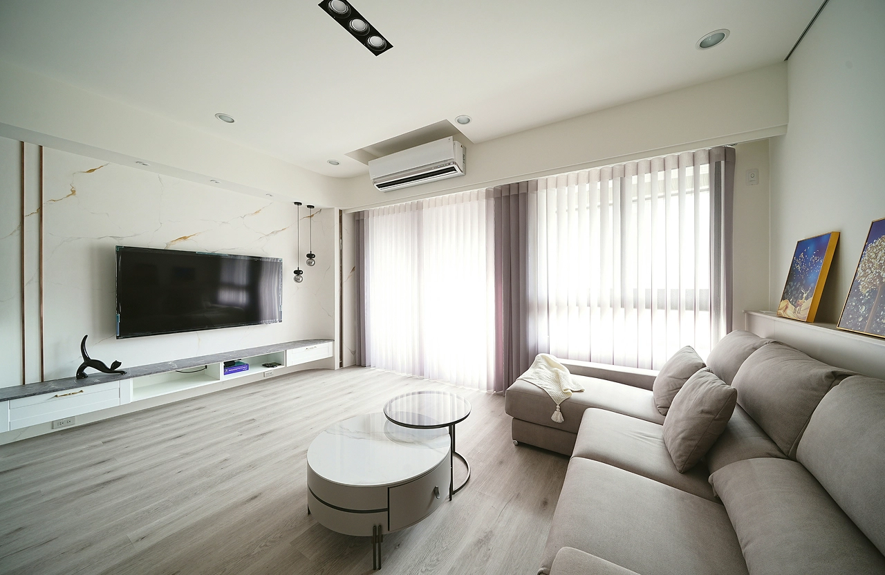 德盈室內設計：現代風客廳裝潢，大理石紋電視牆搭配懸空櫃，結合灰色布沙發營造明亮寬敞感。