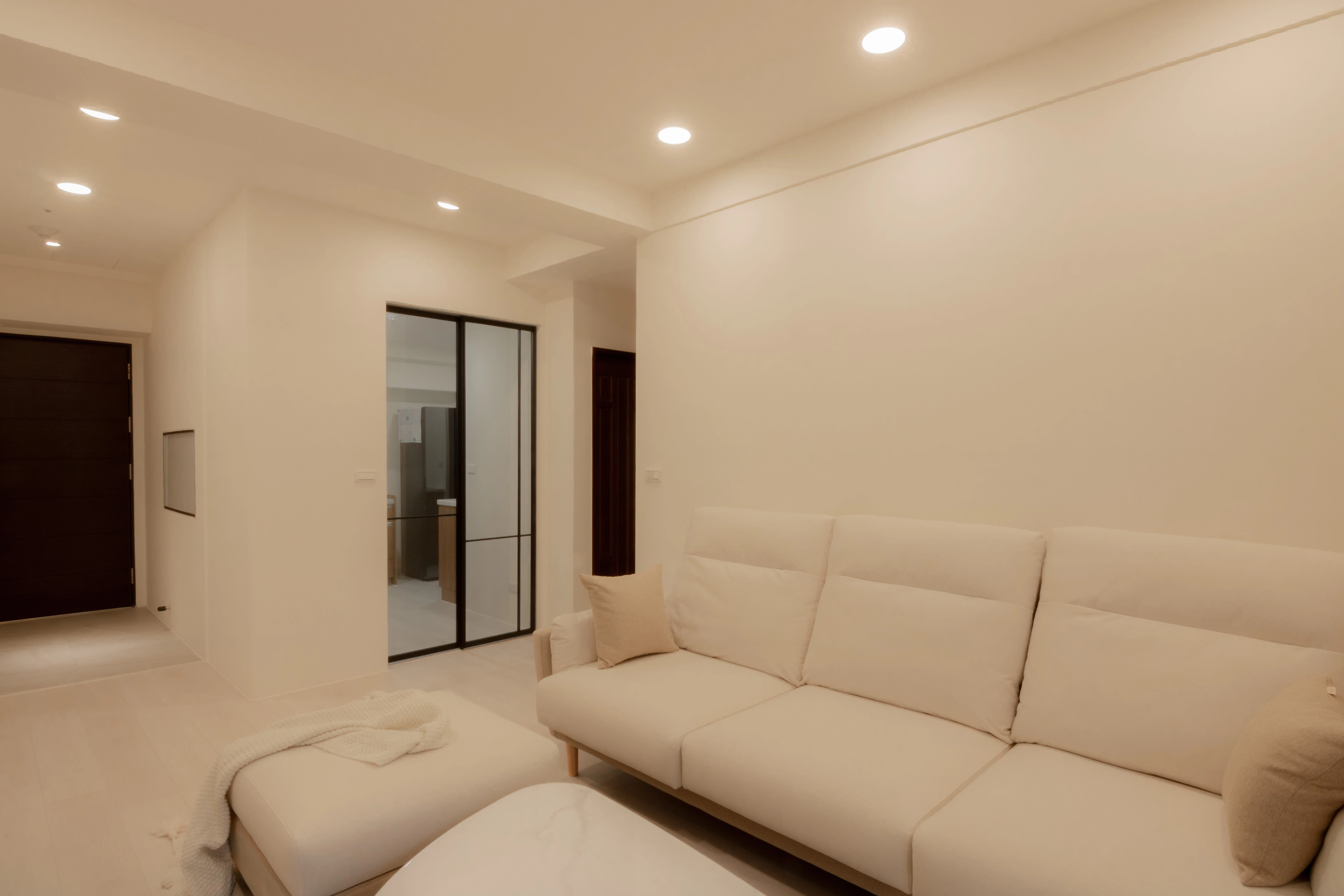 德盈客廳設計：黑框玻璃推拉門彈性區隔客廳與廚房空間