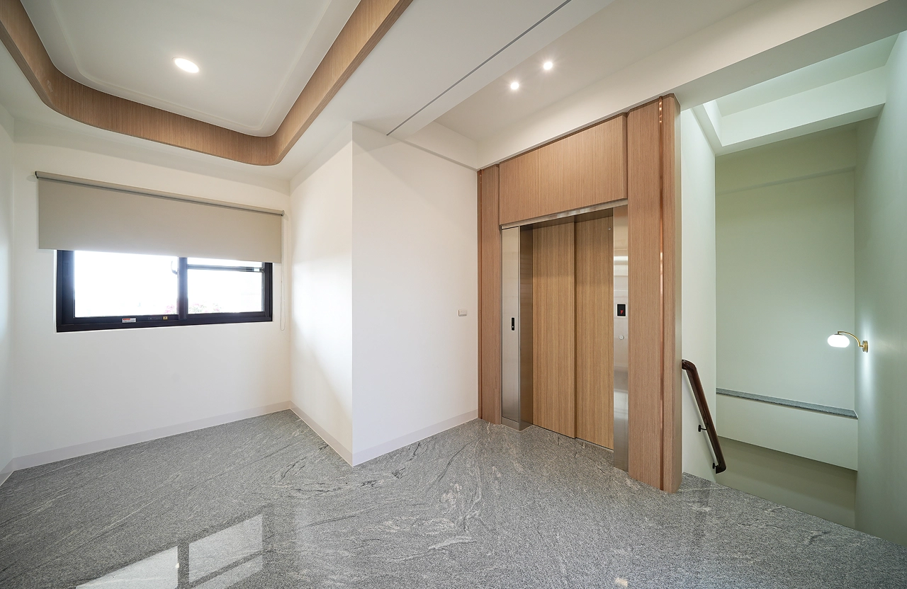 德盈室內設計作品：木質踏板搭配俐落封板工藝，打造高品質居家動線。