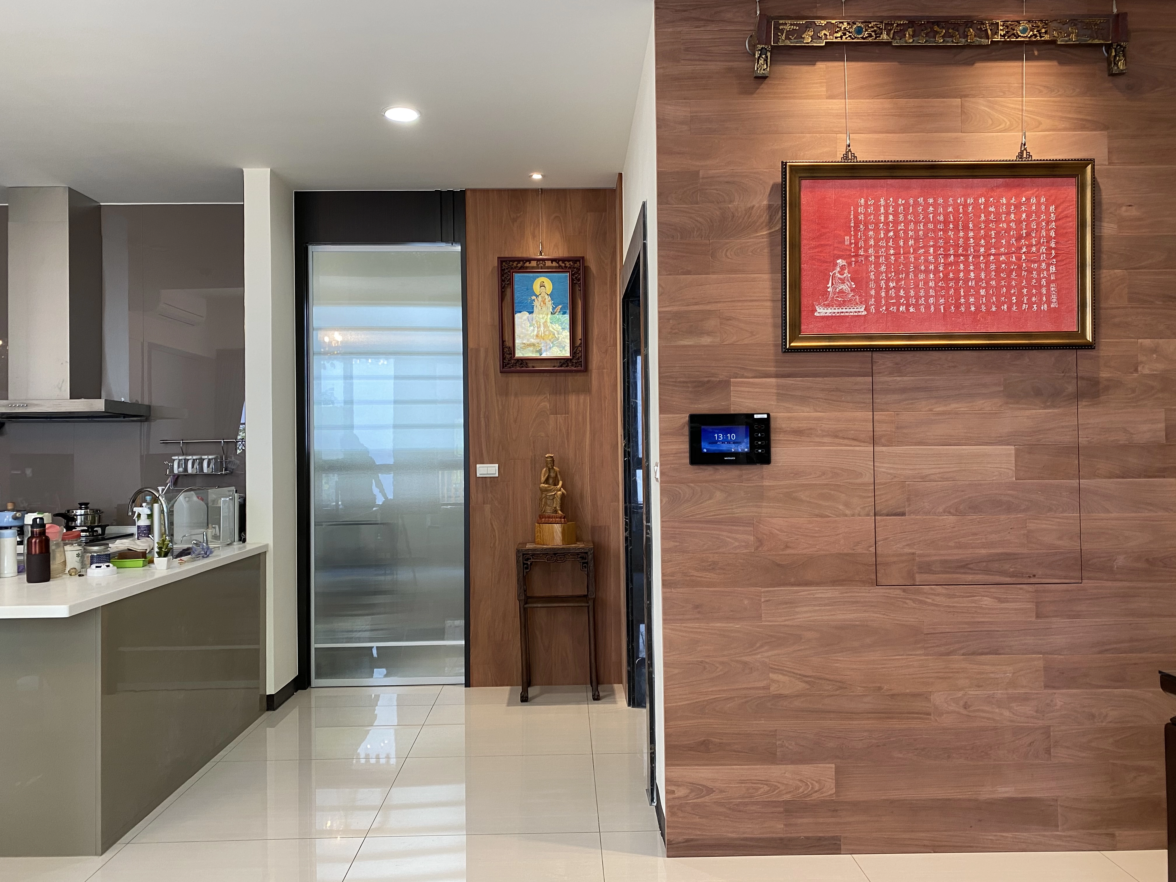 中式禪意木作展示牆: 溫潤木紋藏燈設計,盡顯大氣東方質感。