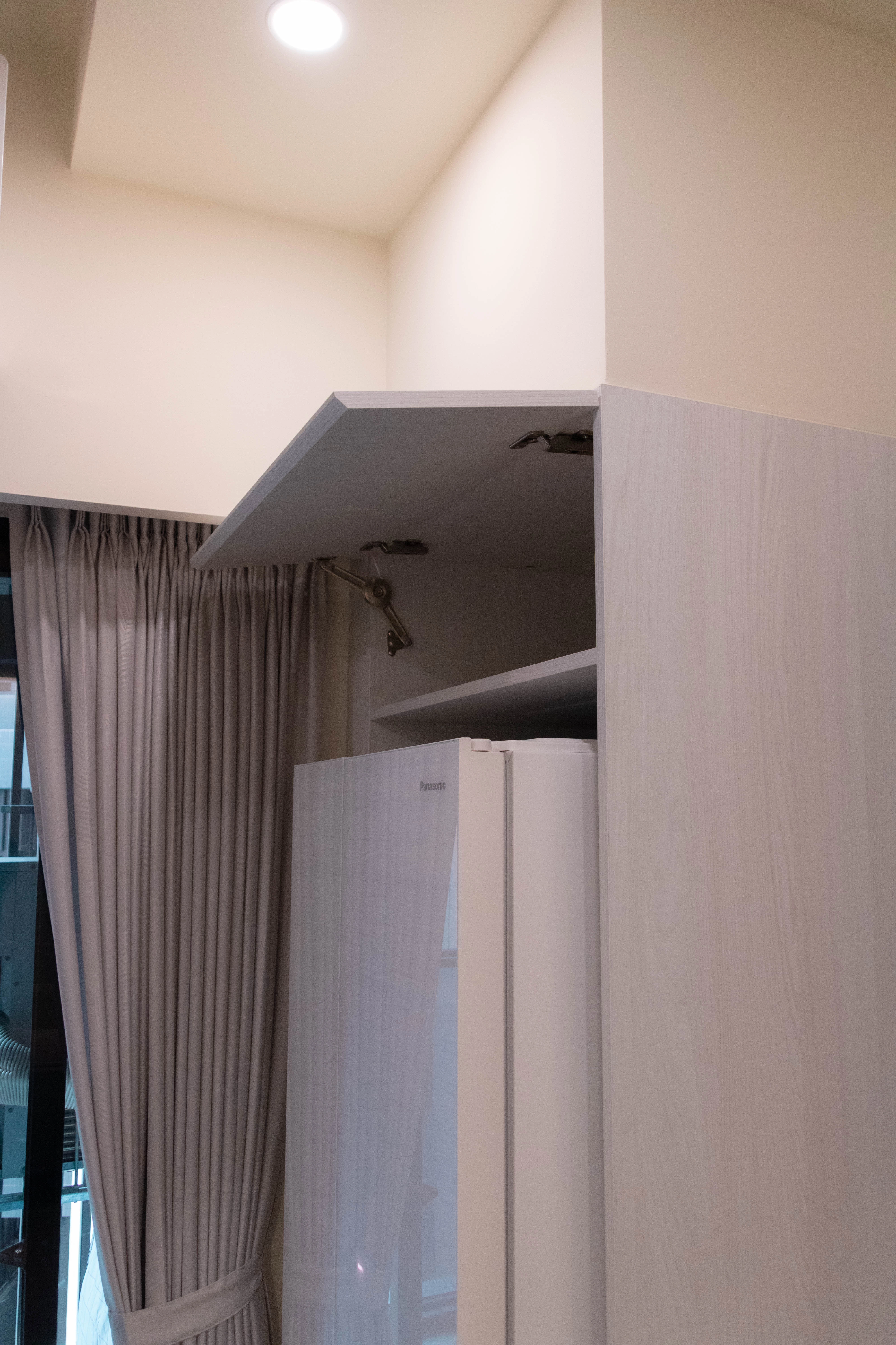 德盈空間規劃：精準配置冰箱櫃與周邊收納，整合嵌入式家電設計，打造整潔且符合人體工學的餐廚動線。