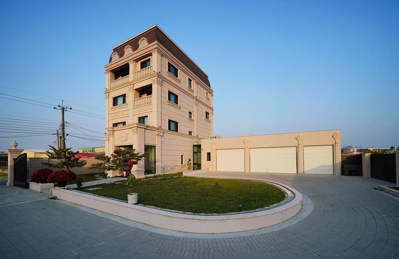 德盈自地自建實例：新古典石材圓柱美學，結合自然造景的外觀設計。