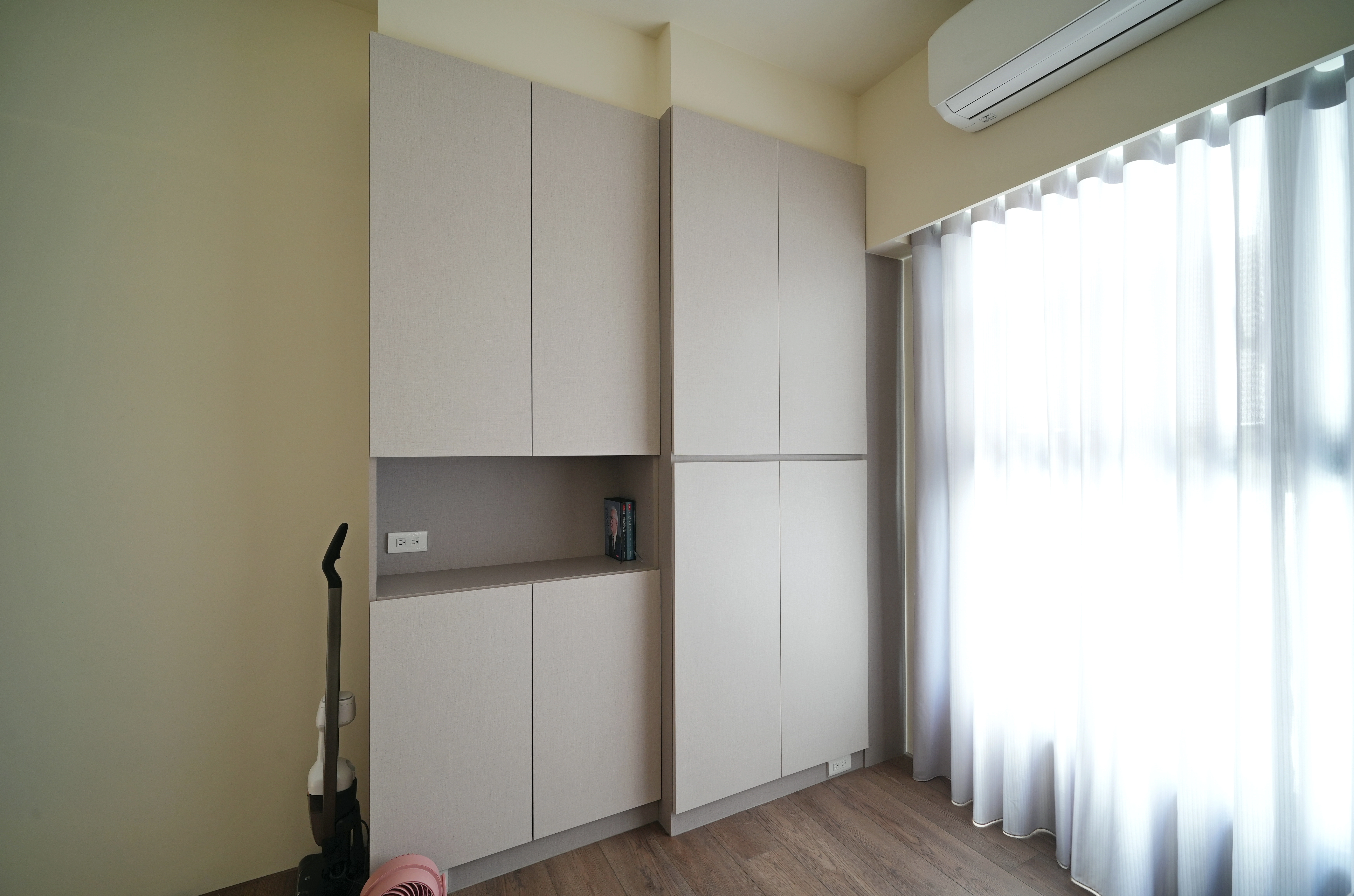 德盈書房設計:系統收納櫃結合俐落門片,搭配暖色調營造靜謐工作環境。