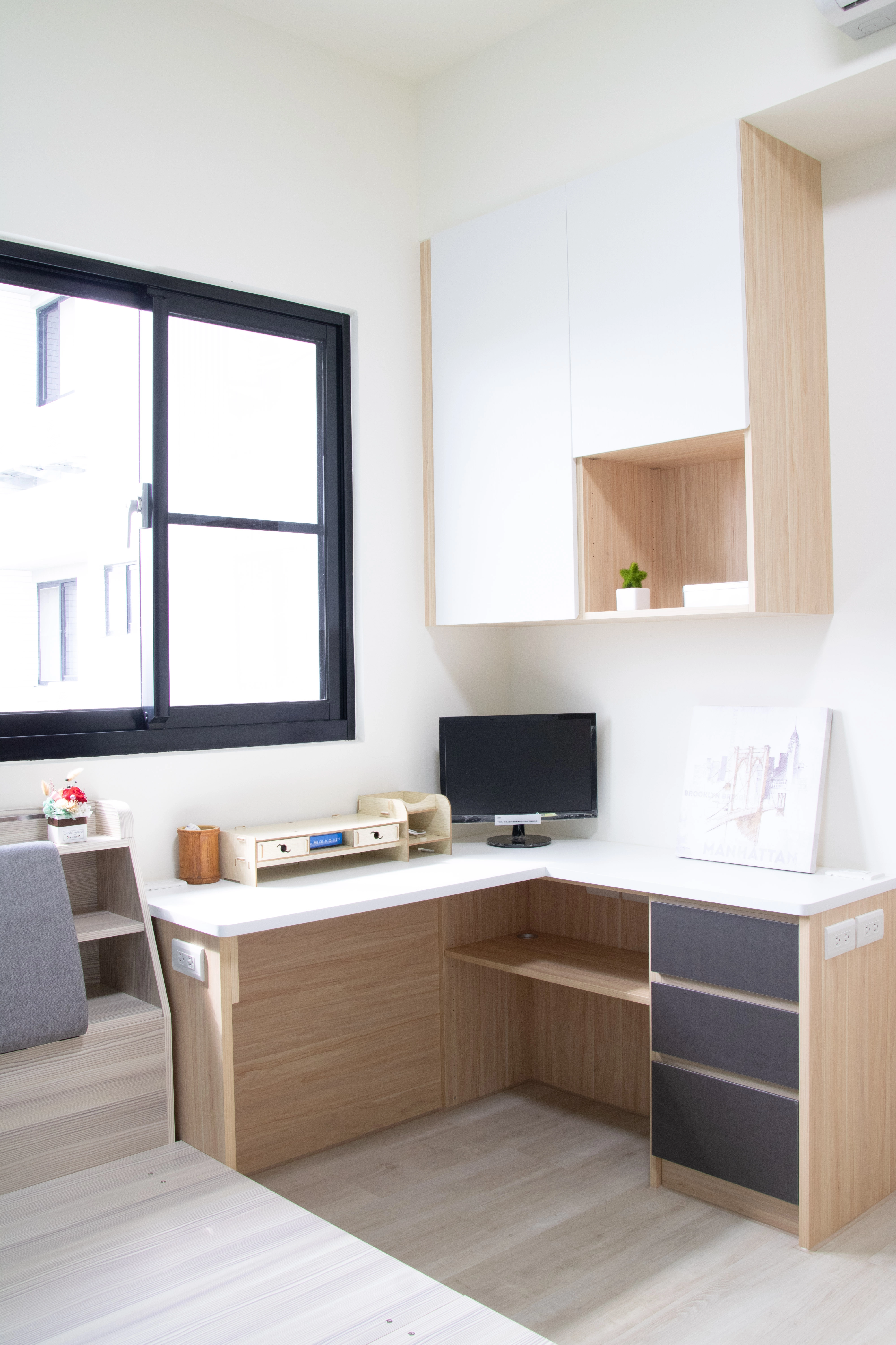 德盈室內設計：主臥室規劃質感系統書桌配色，透過協調的板材組合，營造出專注且放鬆的居家閱讀辦公環境。