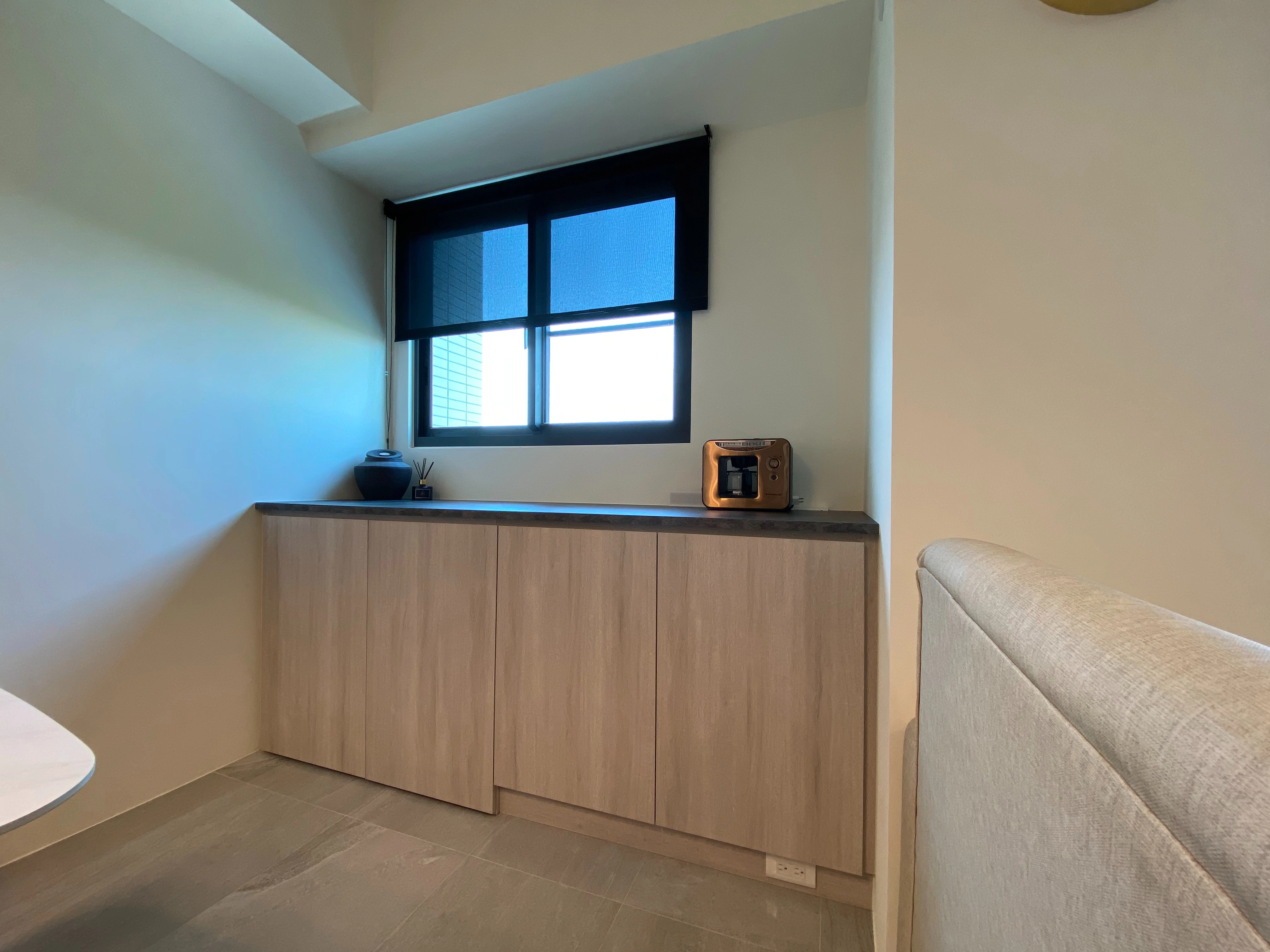 德盈室內設計餐廳規劃:運用溫潤木紋系統櫃,賦予空間自然層次,提升用餐環境的溫馨與質感。