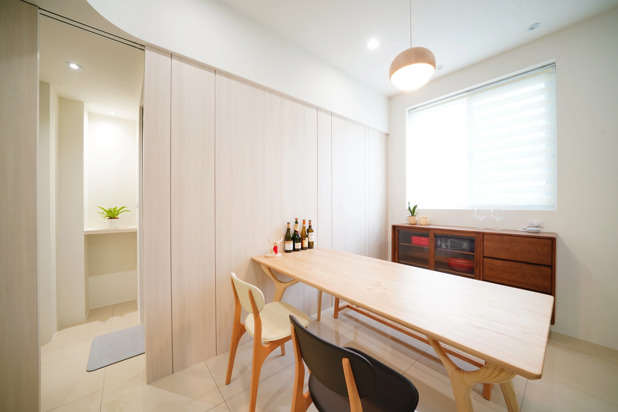 德盈室內設計:巧妙運用餐廳旁廁所隱藏門設計,維持居家空間的視覺連貫性,展現極致俐落的現代美學。