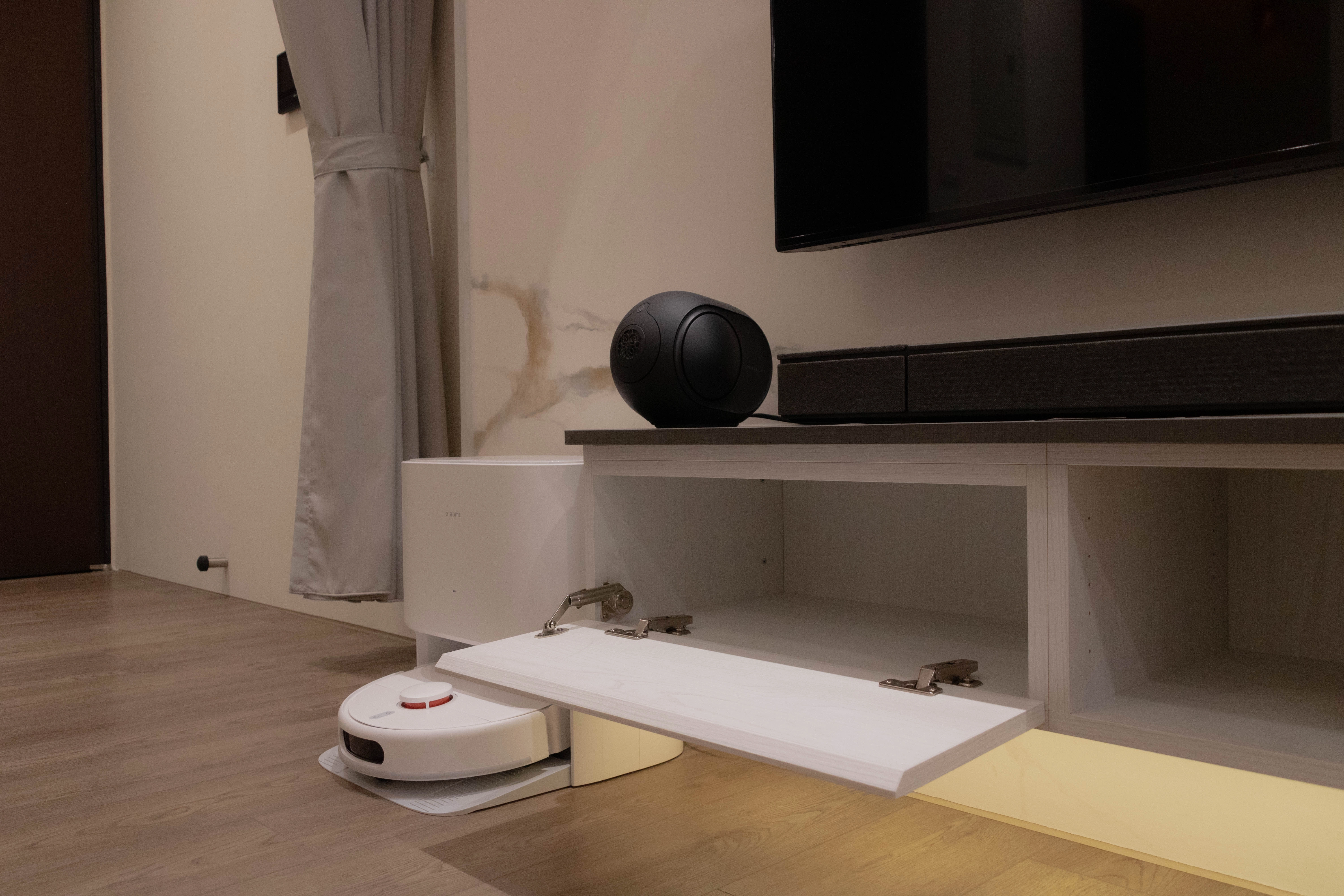 德盈客廳設計：系統懸吊電視櫃搭配無把手門片，打造極簡輕盈的收納美學。