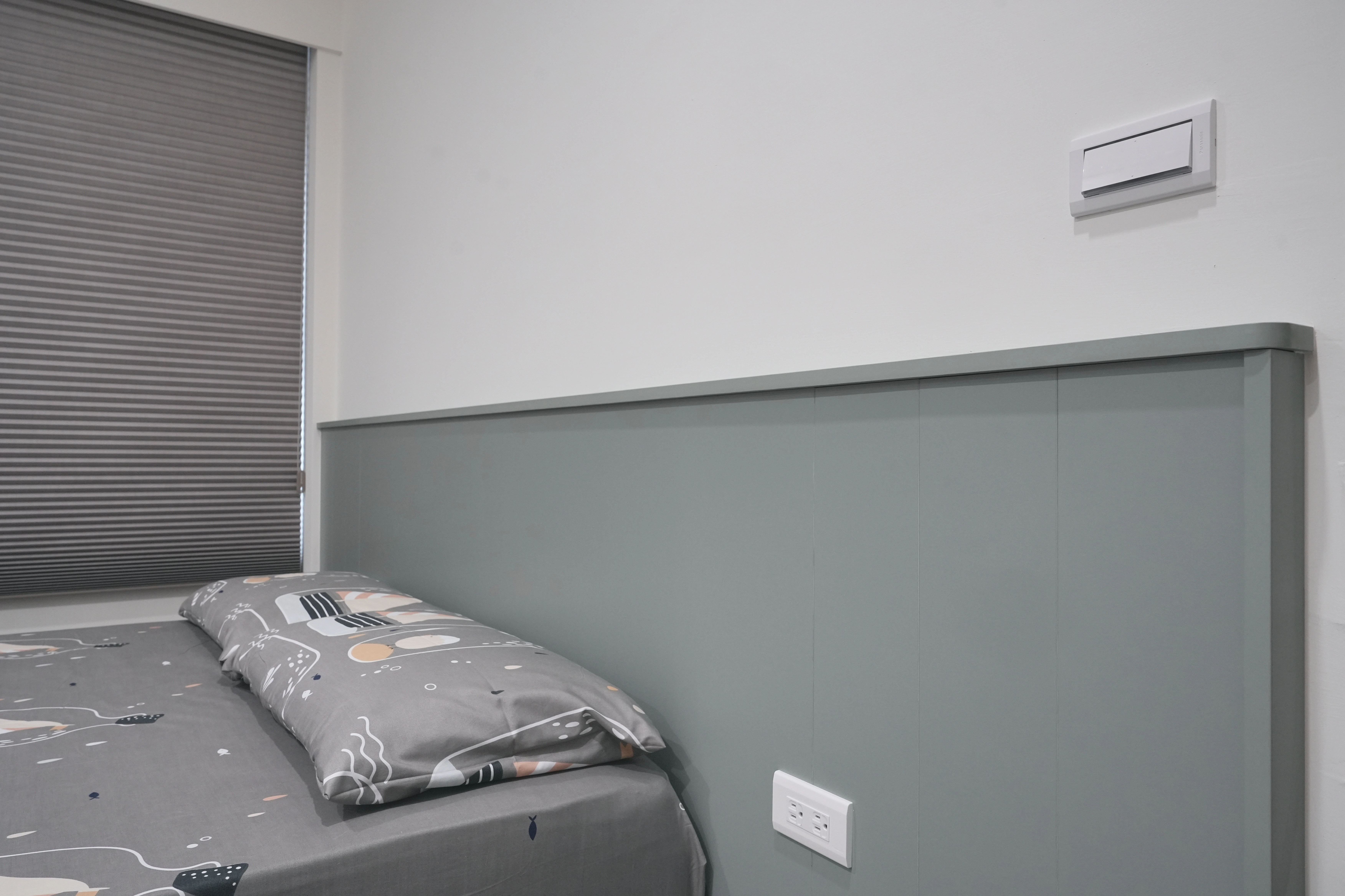 德盈室內設計實例:鼠尾草綠系統床後背牆舒緩生活壓力創造安穩睡眠空間