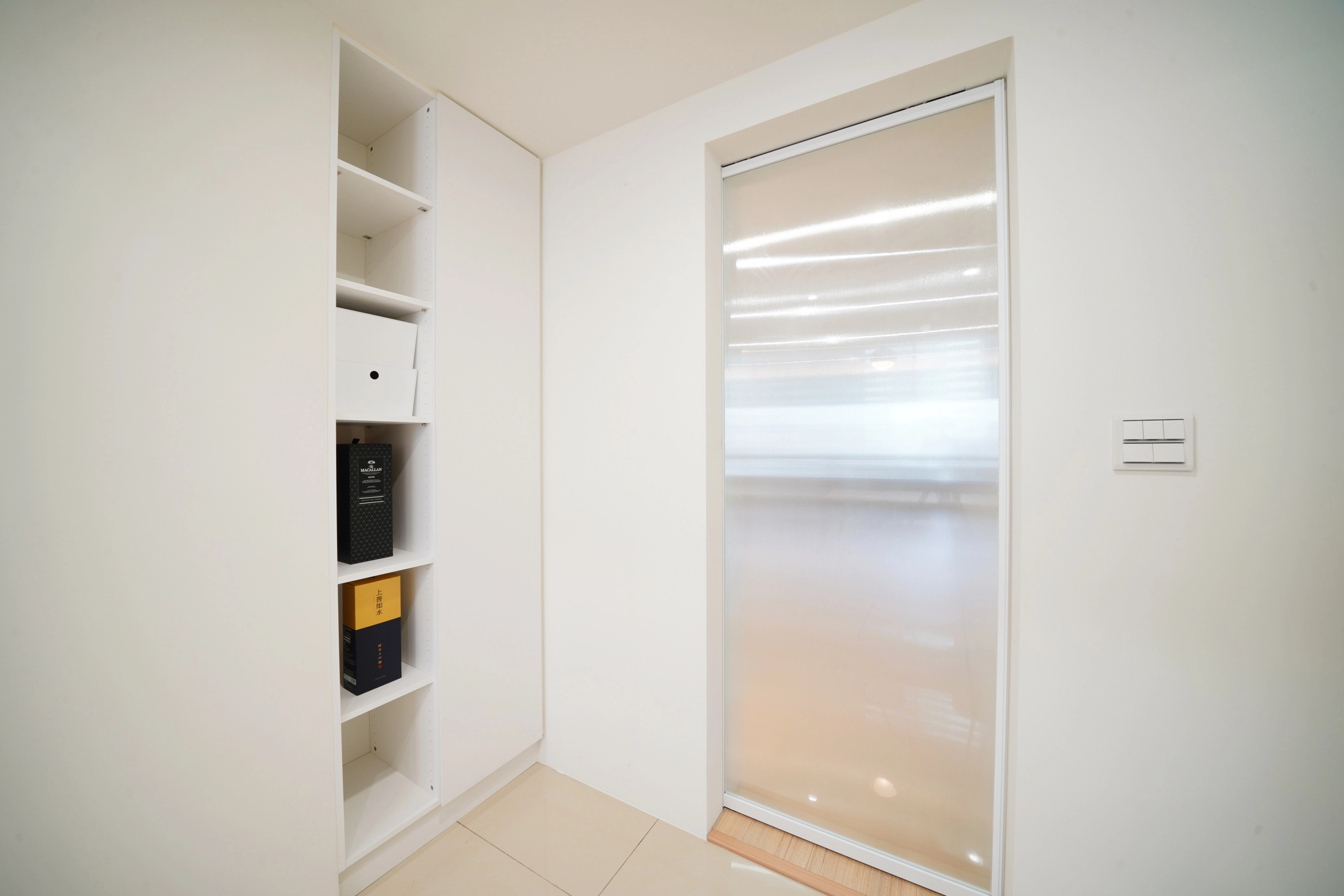 德盈案例細節:規劃實用系統開放櫃,展示珍藏物件並強化走廊收納,兼具美感與裝飾功能。