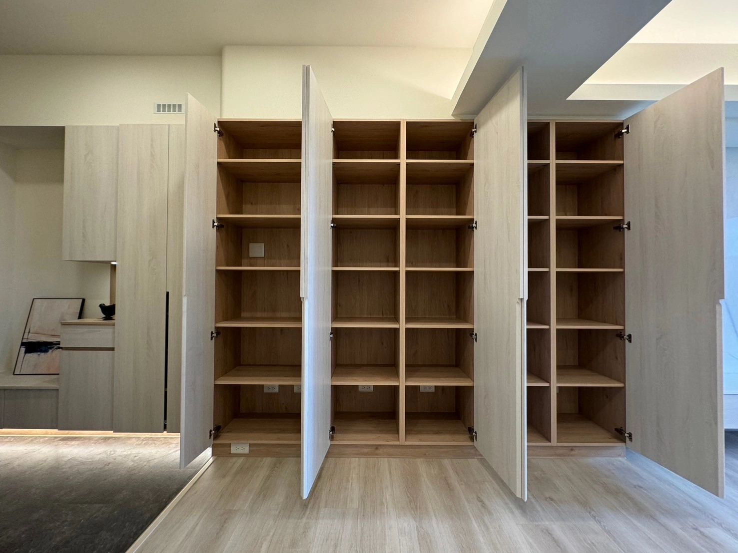 德盈設計:玄關穿鞋椅下搭配燈條照明,貼心輔助穿鞋動作,營造溫馨且充滿質感的光影氛圍美學。