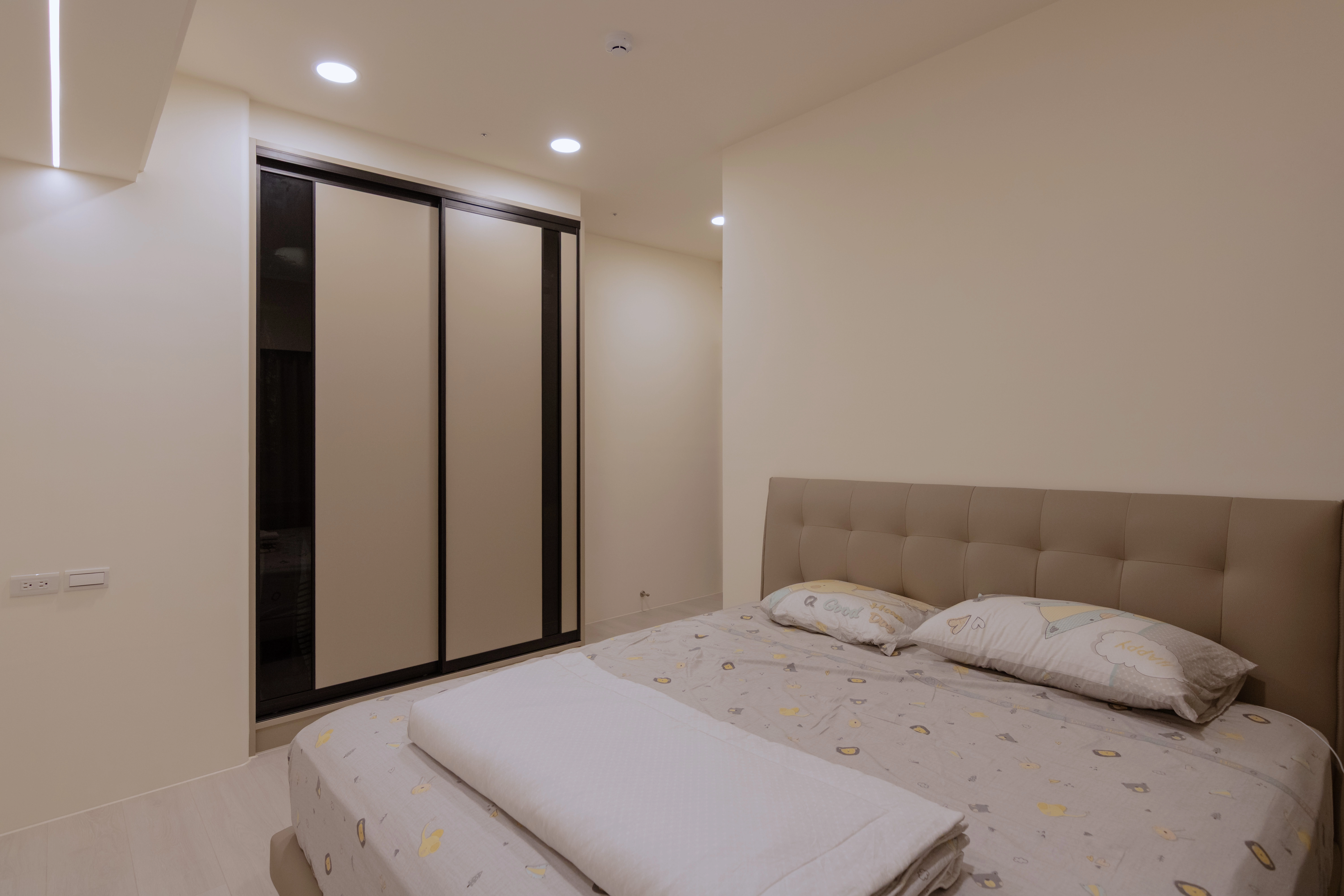 德盈小宅臥室設計：推拉門衣櫃省下開門空間維持流暢動線