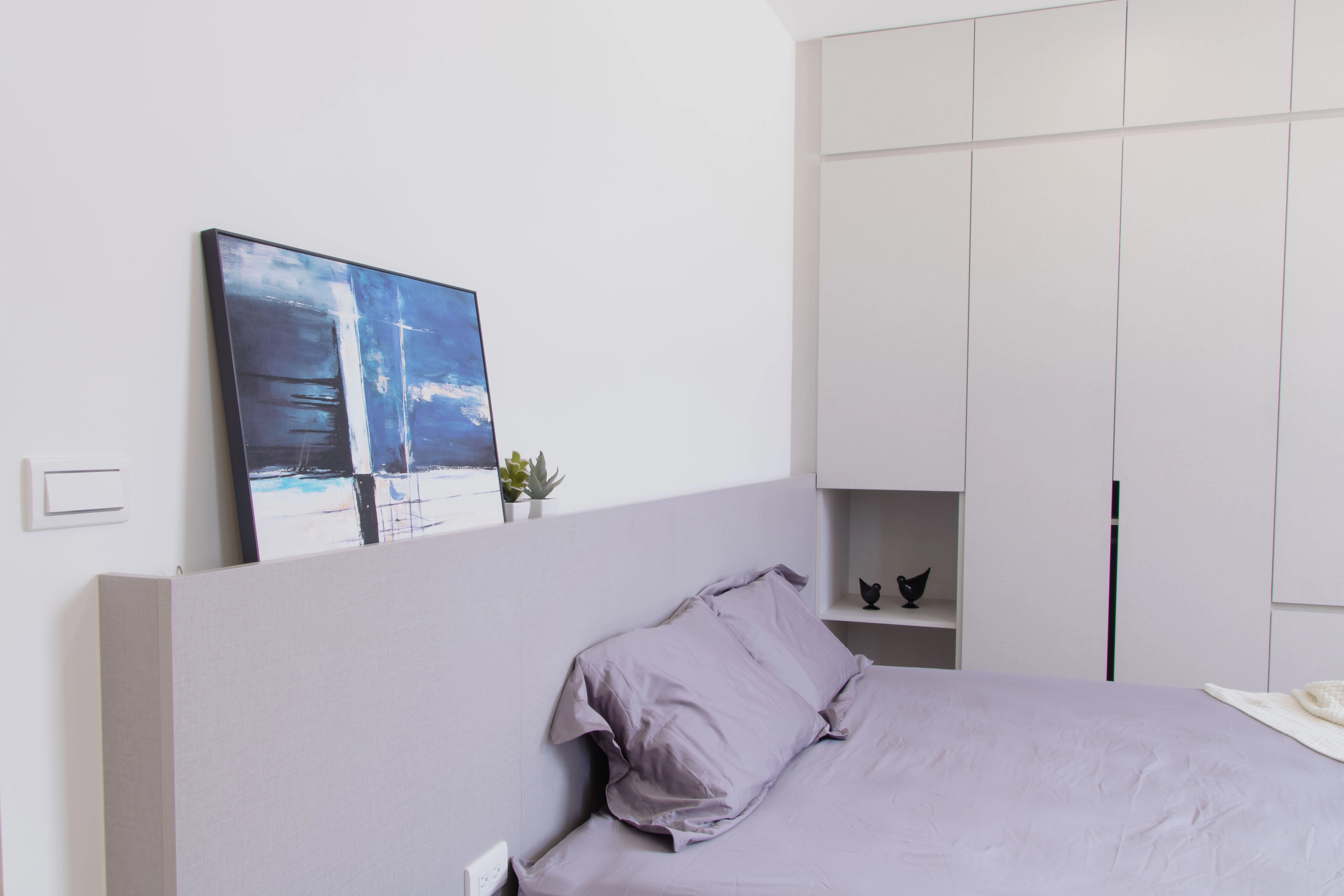 德盈現代風臥室設計:質感灰色床頭板與藝術掛畫佈置