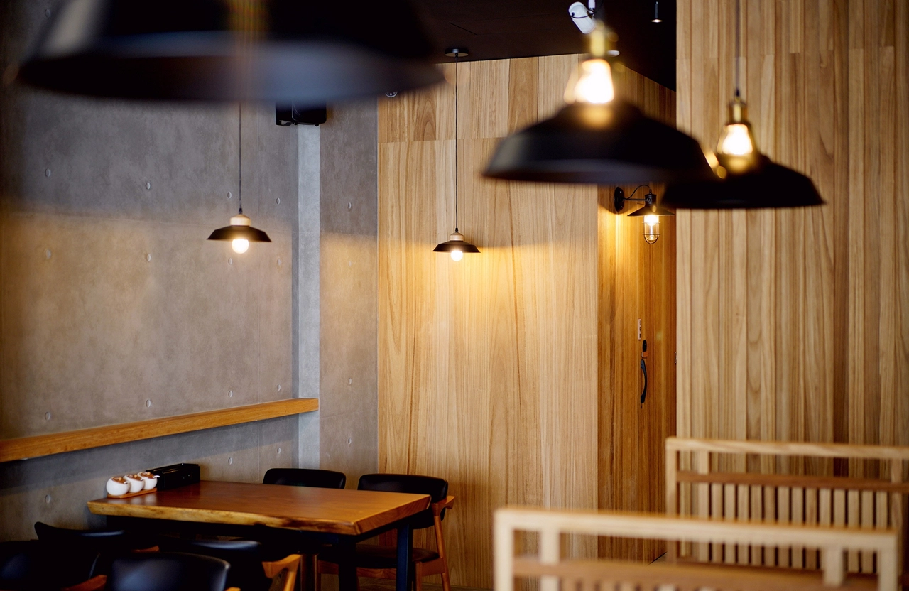 複合式餐飲空間裝修： 專業系統櫃規劃，賦予場域強大機能。