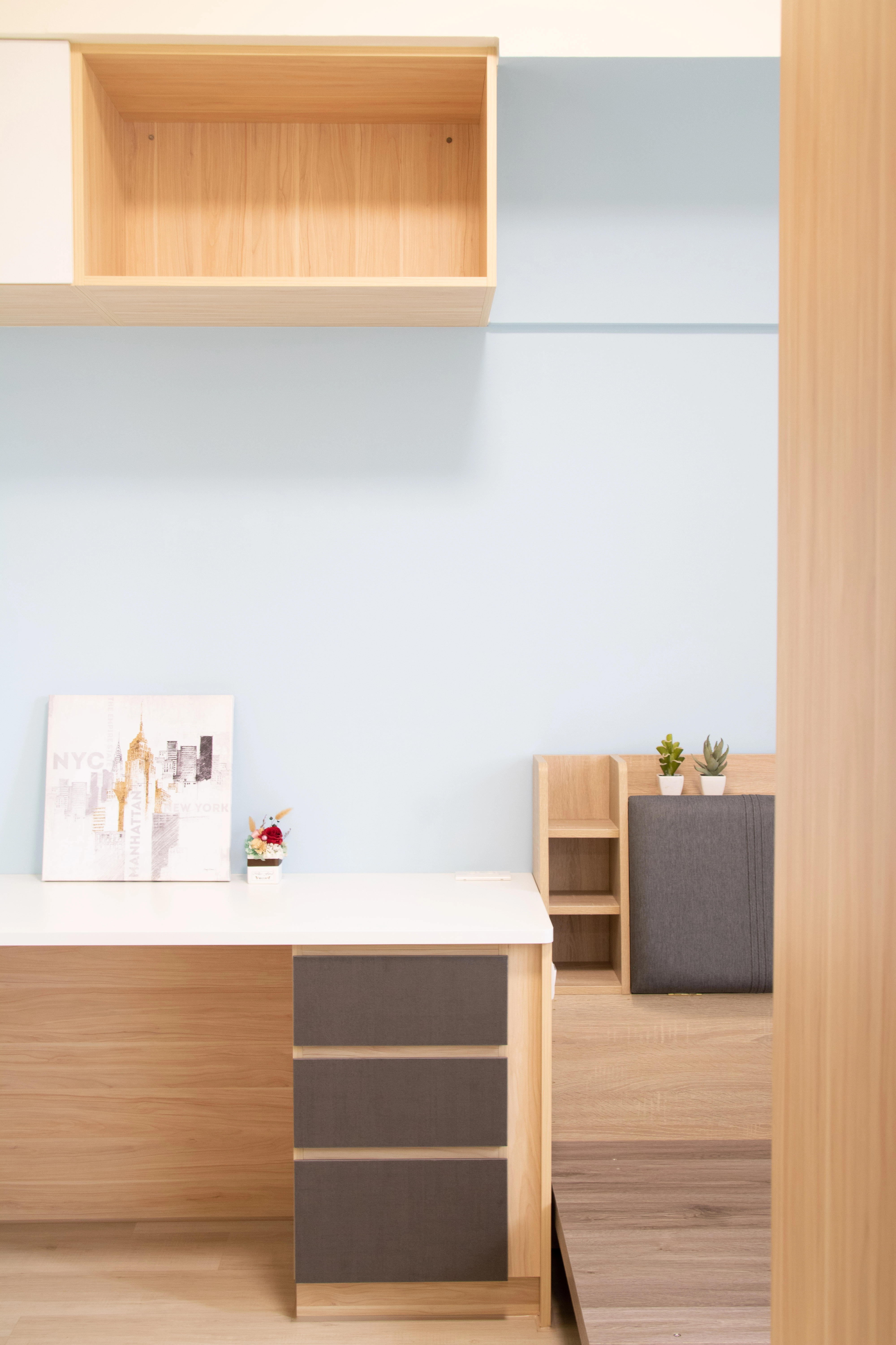 德盈室內設計：主臥室規劃質感跳色系統書桌設計，透過對比色彩賦予空間年輕活力，兼具美觀與高效收納。