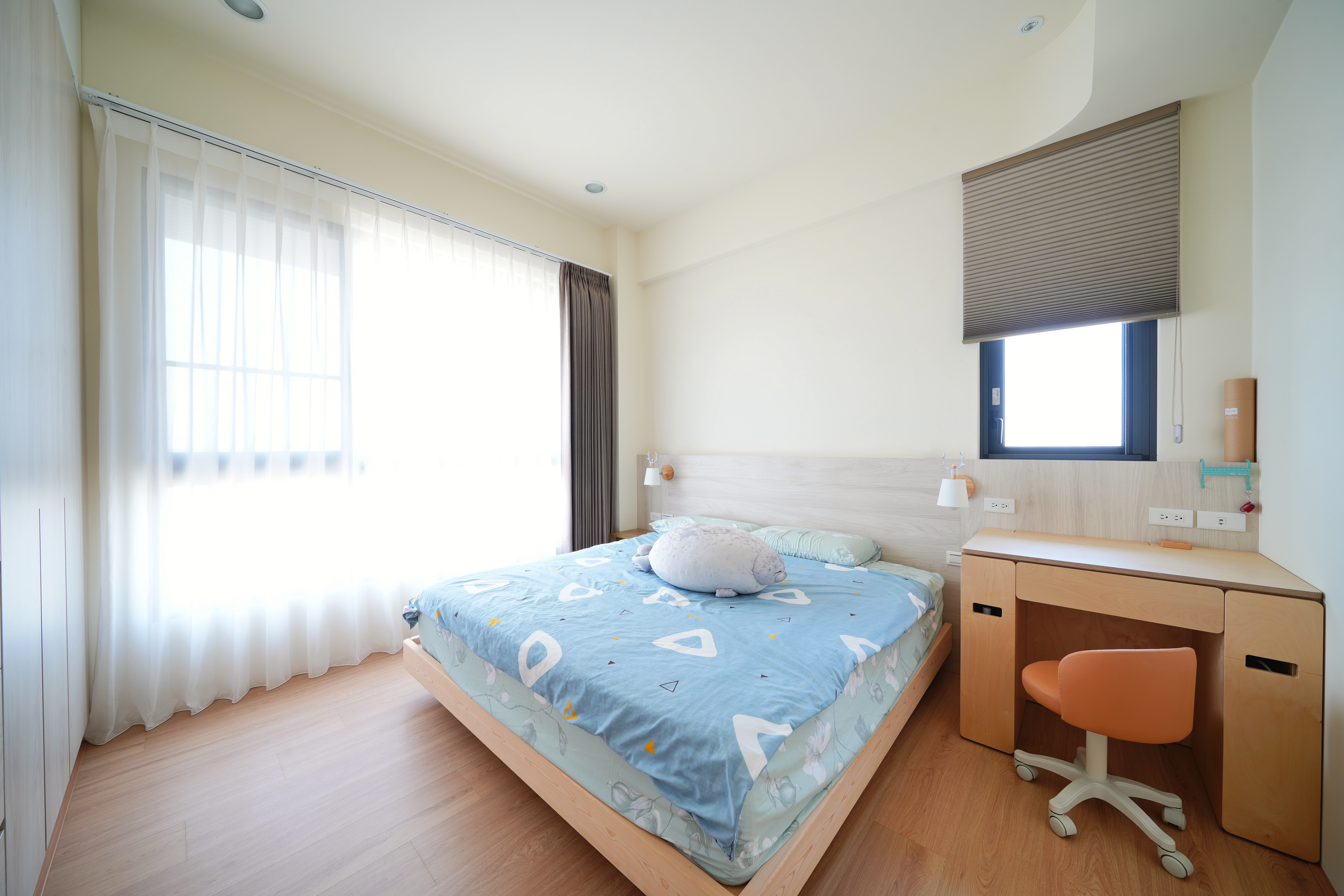 德盈室內設計客房規劃:打造舒適系統書桌,結合極簡風格與高機能閱讀空間,滿足居家辦公與學習需求。