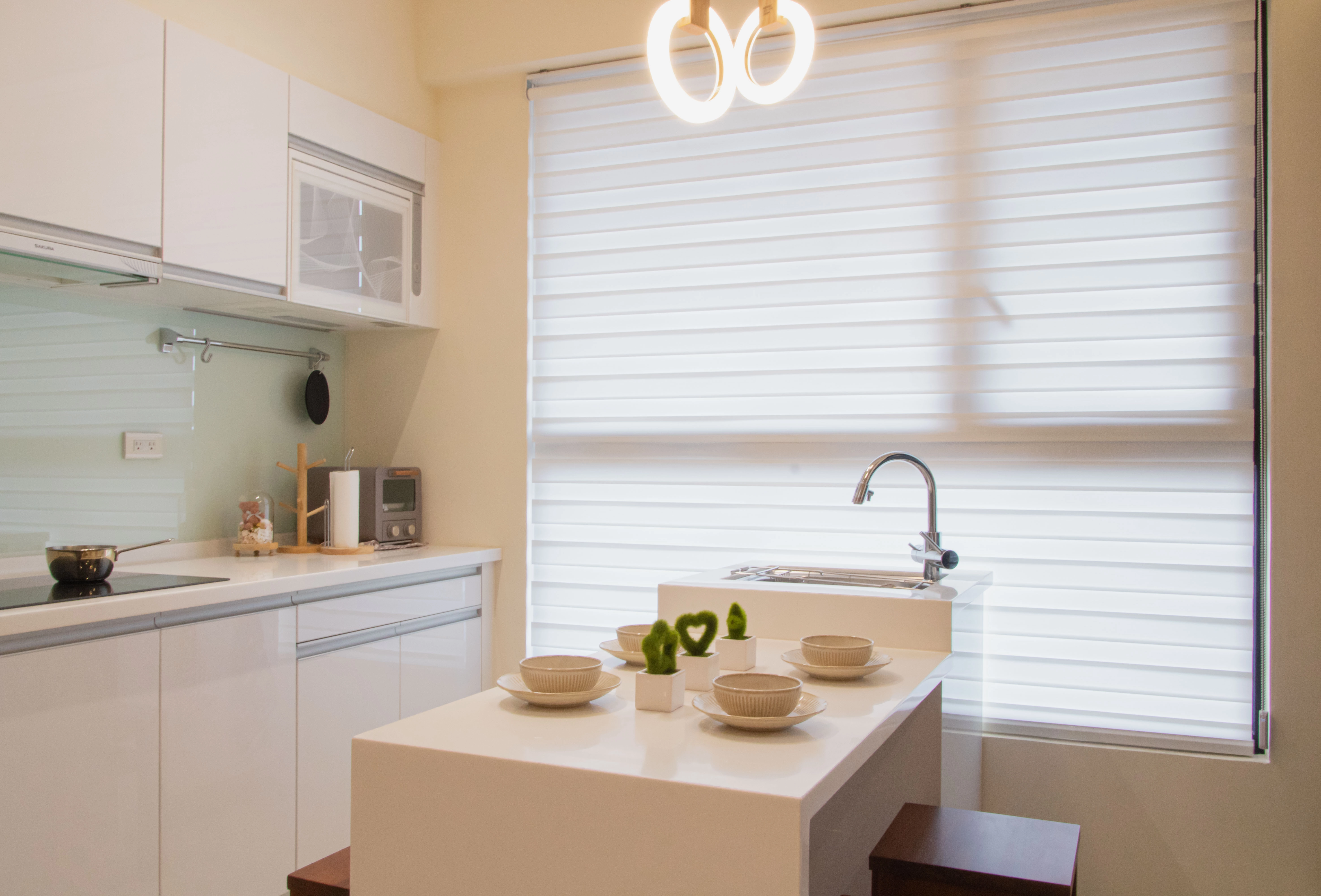 德盈室內設計:客餐廳運用溫暖黃光照明,柔和燈影層次,為居家空間注入溫馨放鬆的宜人氛圍。