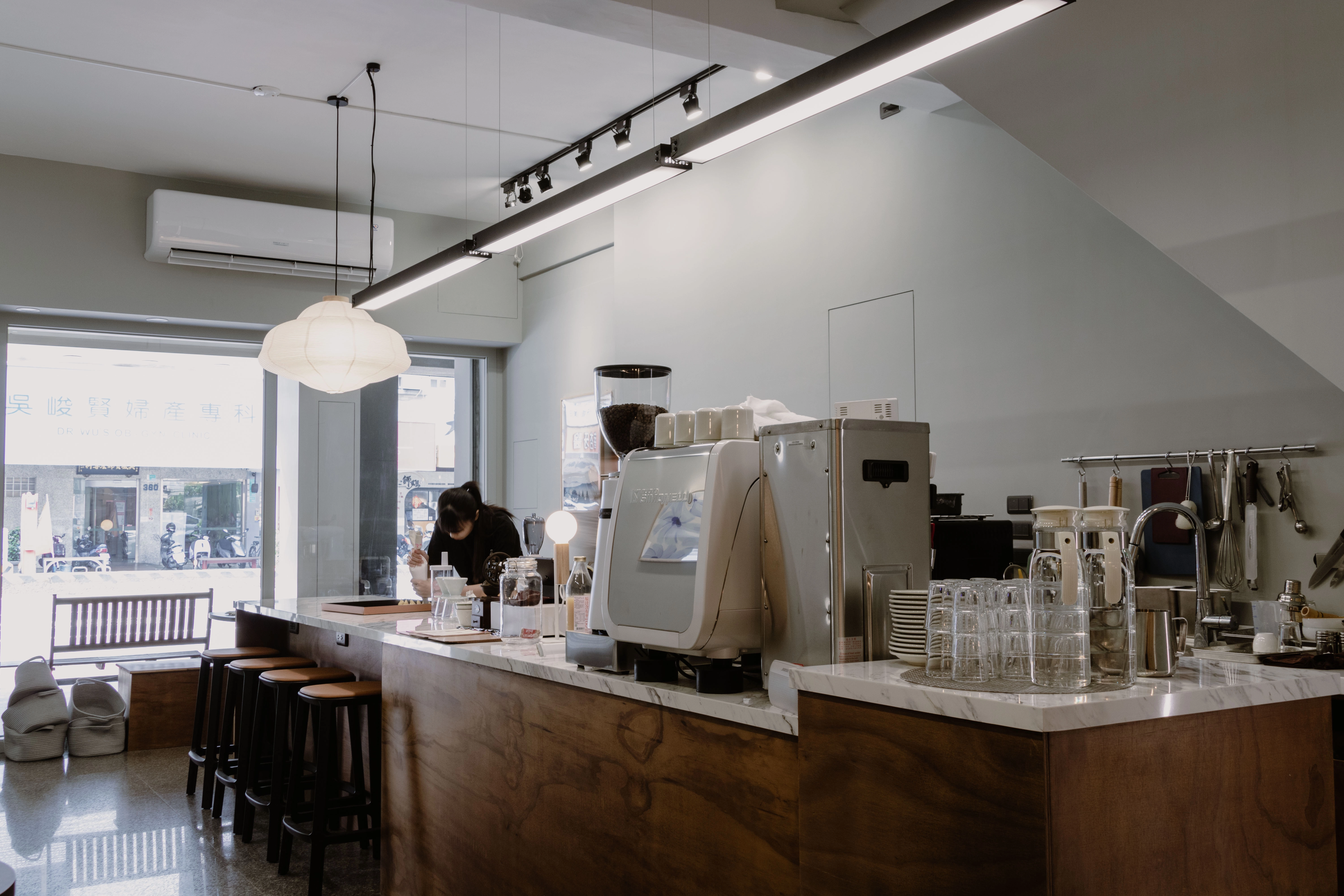 德盈設計商空細節:精緻展示層架結合隱藏式燈光,完美呈現咖啡廳空間的美學層次。