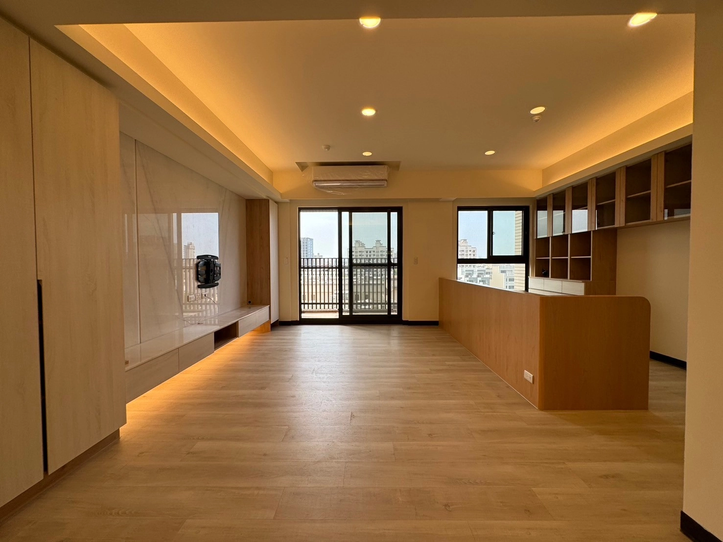 德盈室內設計:將客廳書房整合在同一空間,通透開闊的佈局設計,打造高效率的現代生活場域。